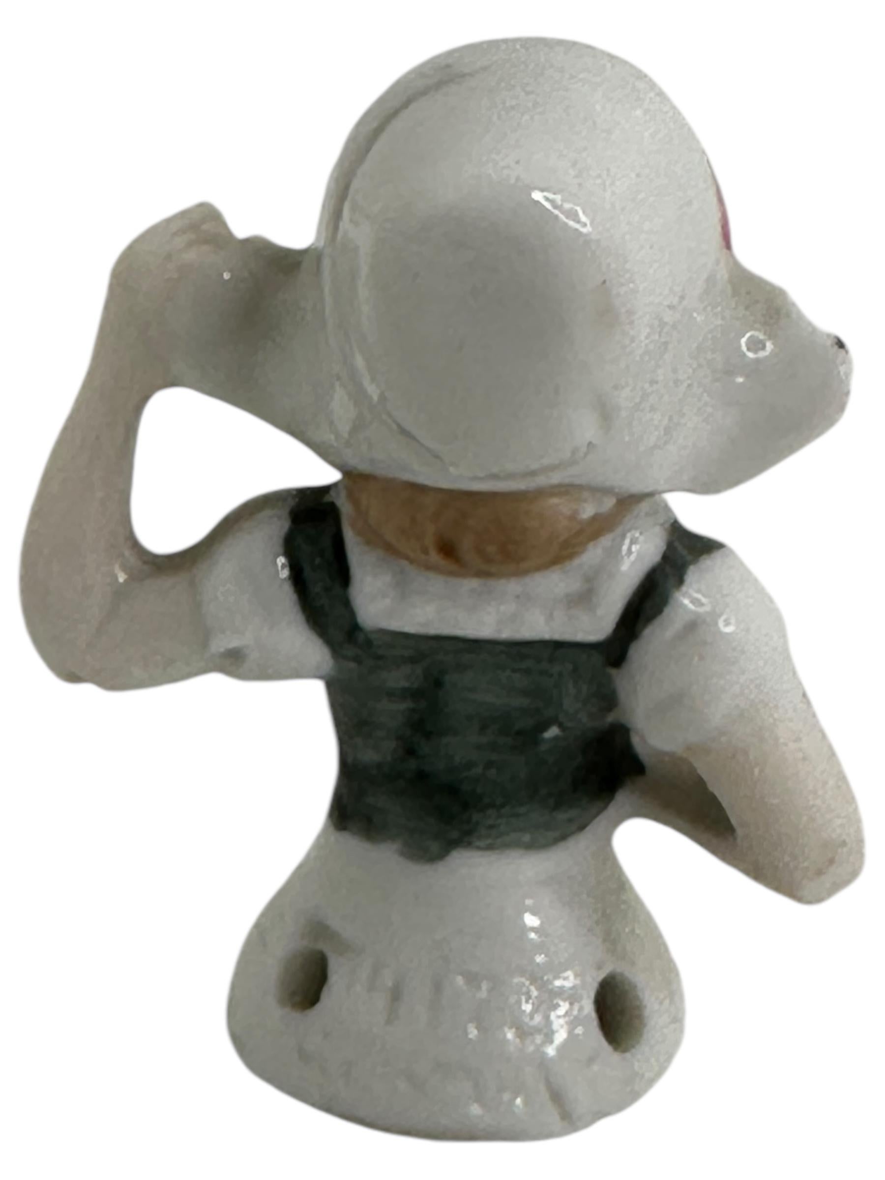 Miniatura d'epoca di mezza bambola di porcellana tedesca, ragazza olandese, spilletta acchiappagoccia 1910 in vendita 4