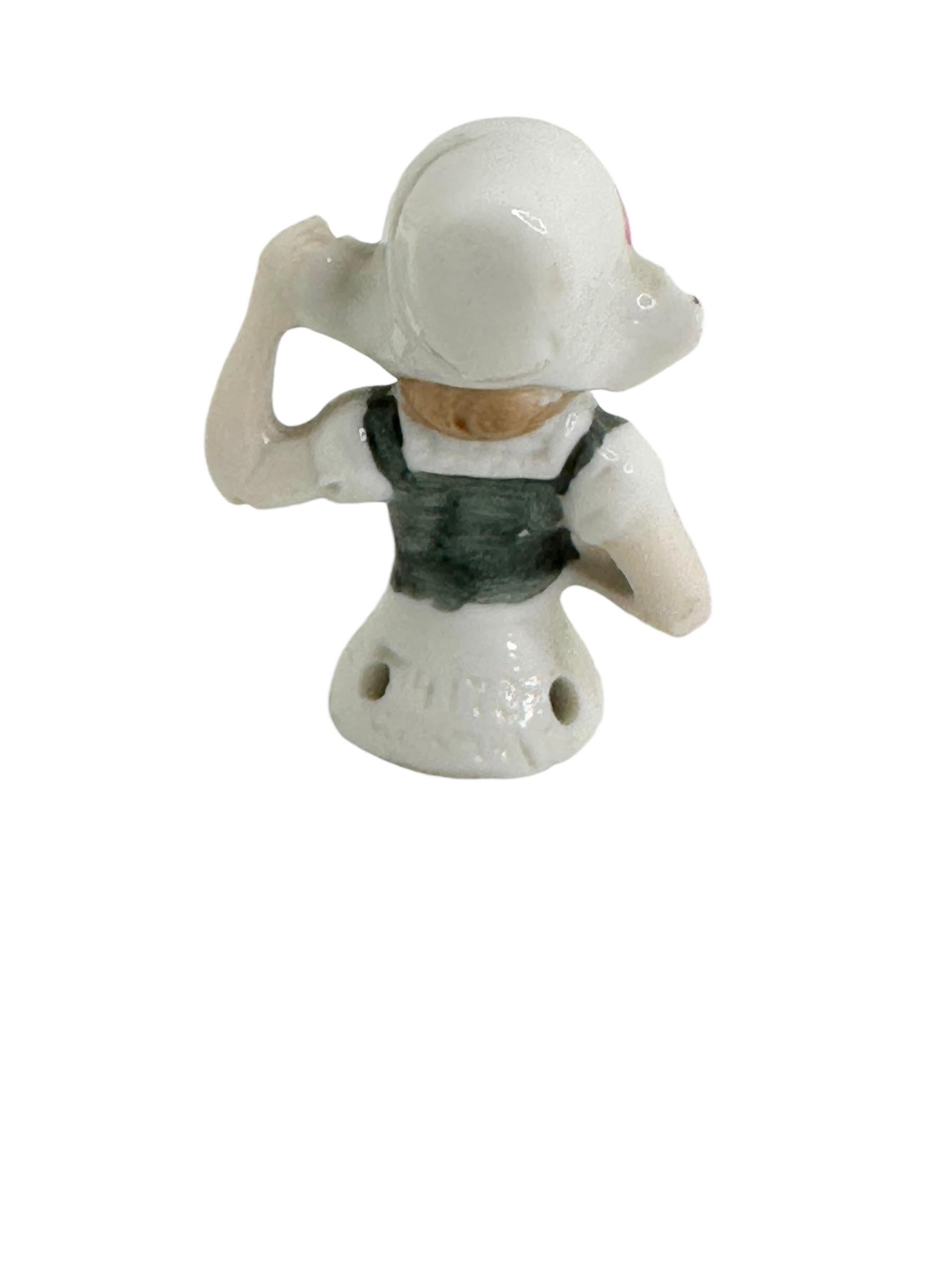 Miniatura d'epoca di mezza bambola di porcellana tedesca, ragazza olandese, spilletta acchiappagoccia 1910 in vendita 5