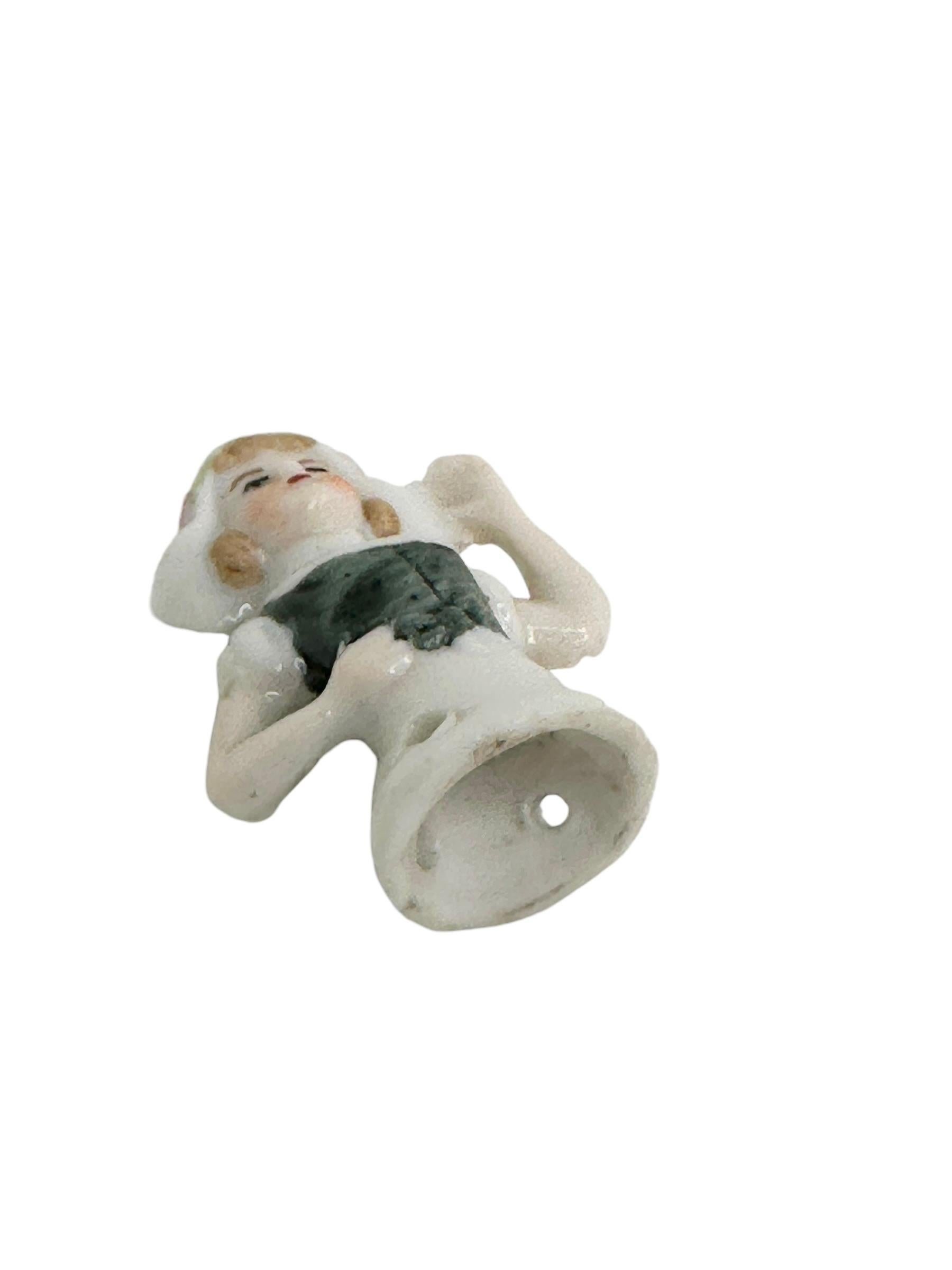 Miniatura d'epoca di mezza bambola di porcellana tedesca, ragazza olandese, spilletta acchiappagoccia 1910 in vendita 7