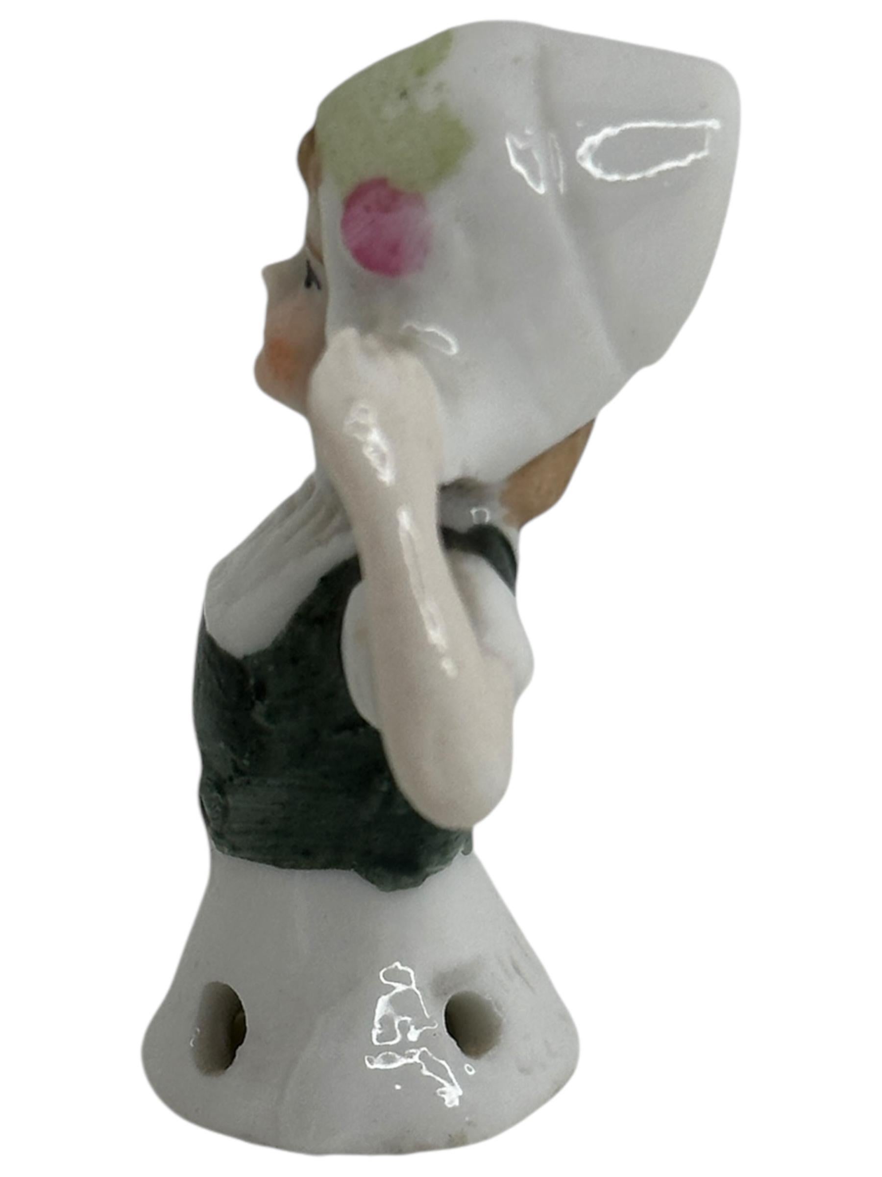 Art Nouveau Miniatura d'epoca di mezza bambola di porcellana tedesca, ragazza olandese, spilletta acchiappagoccia 1910 in vendita