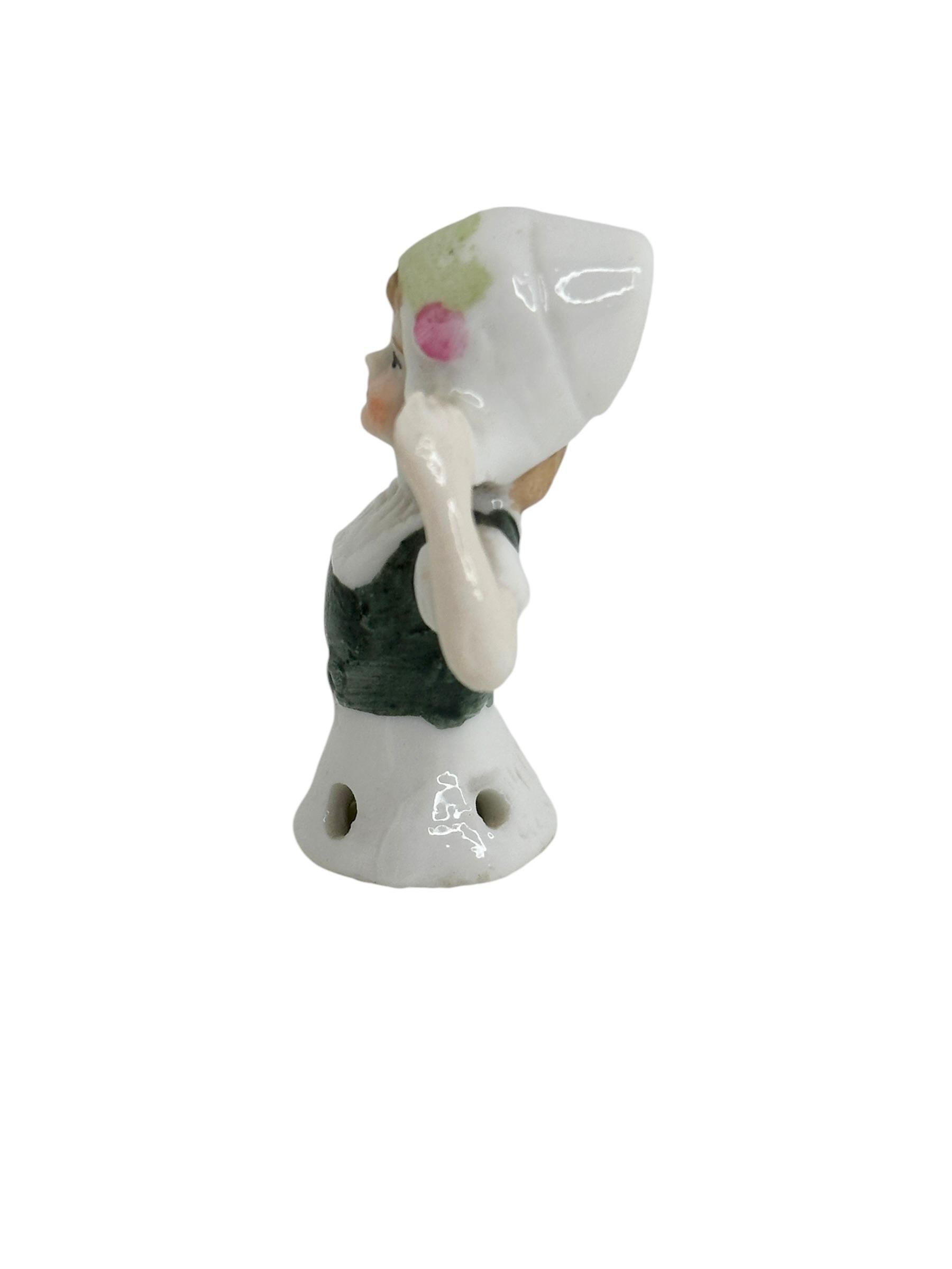Tedesco Miniatura d'epoca di mezza bambola di porcellana tedesca, ragazza olandese, spilletta acchiappagoccia 1910 in vendita