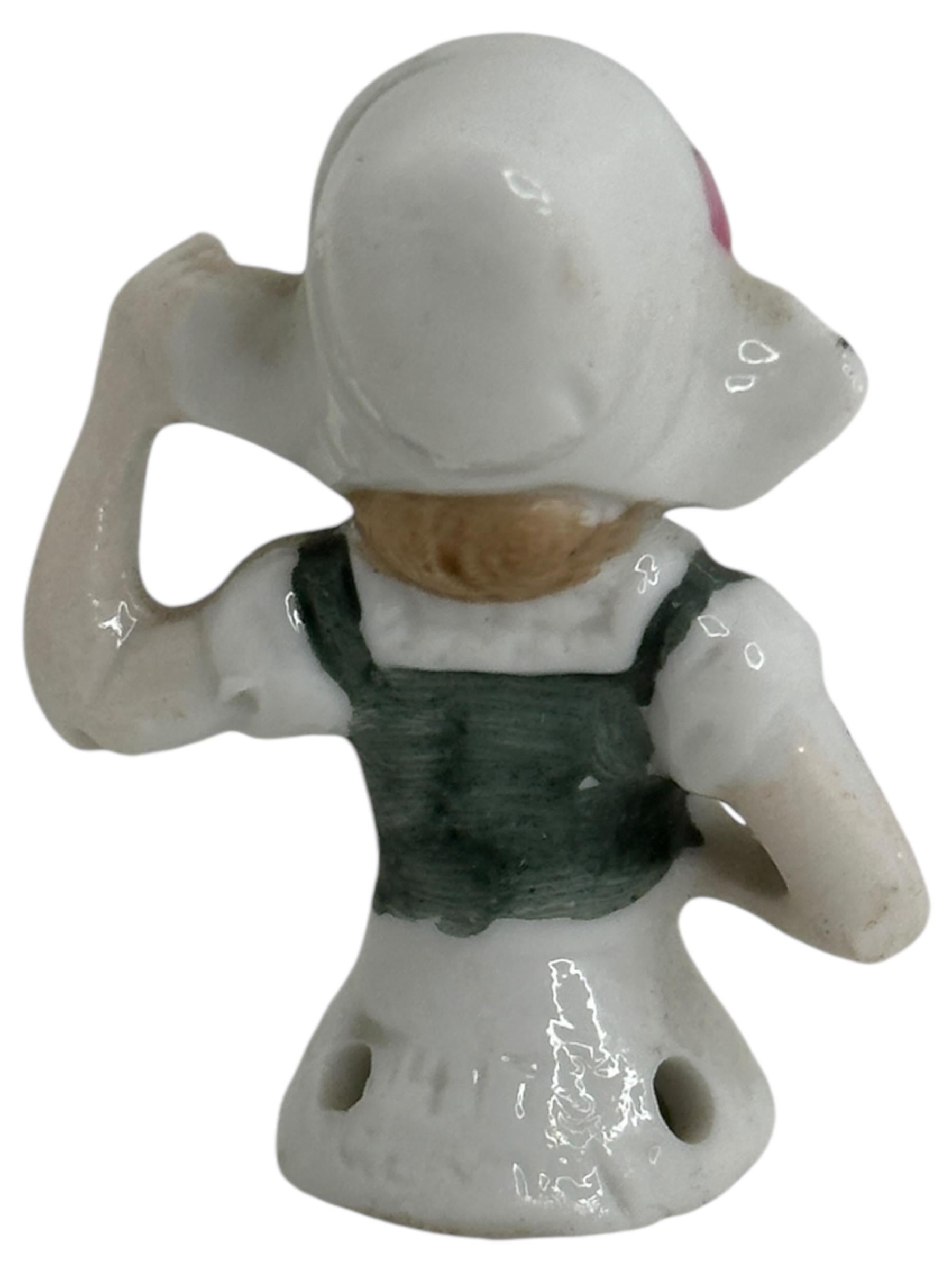 Miniatura d'epoca di mezza bambola di porcellana tedesca, ragazza olandese, spilletta acchiappagoccia 1910 In condizioni buone in vendita a Nuernberg, DE