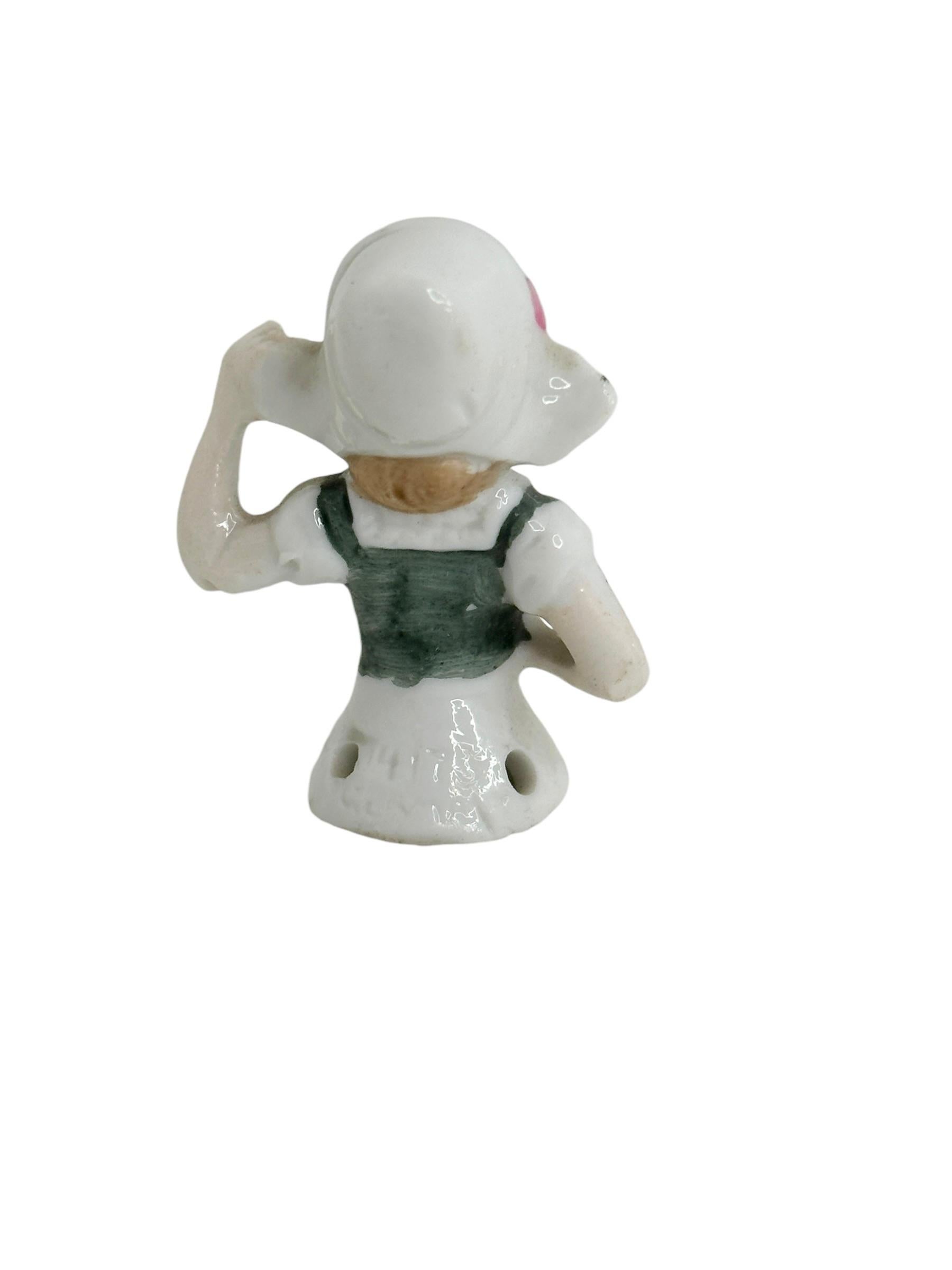 Inizio XX secolo Miniatura d'epoca di mezza bambola di porcellana tedesca, ragazza olandese, spilletta acchiappagoccia 1910 in vendita