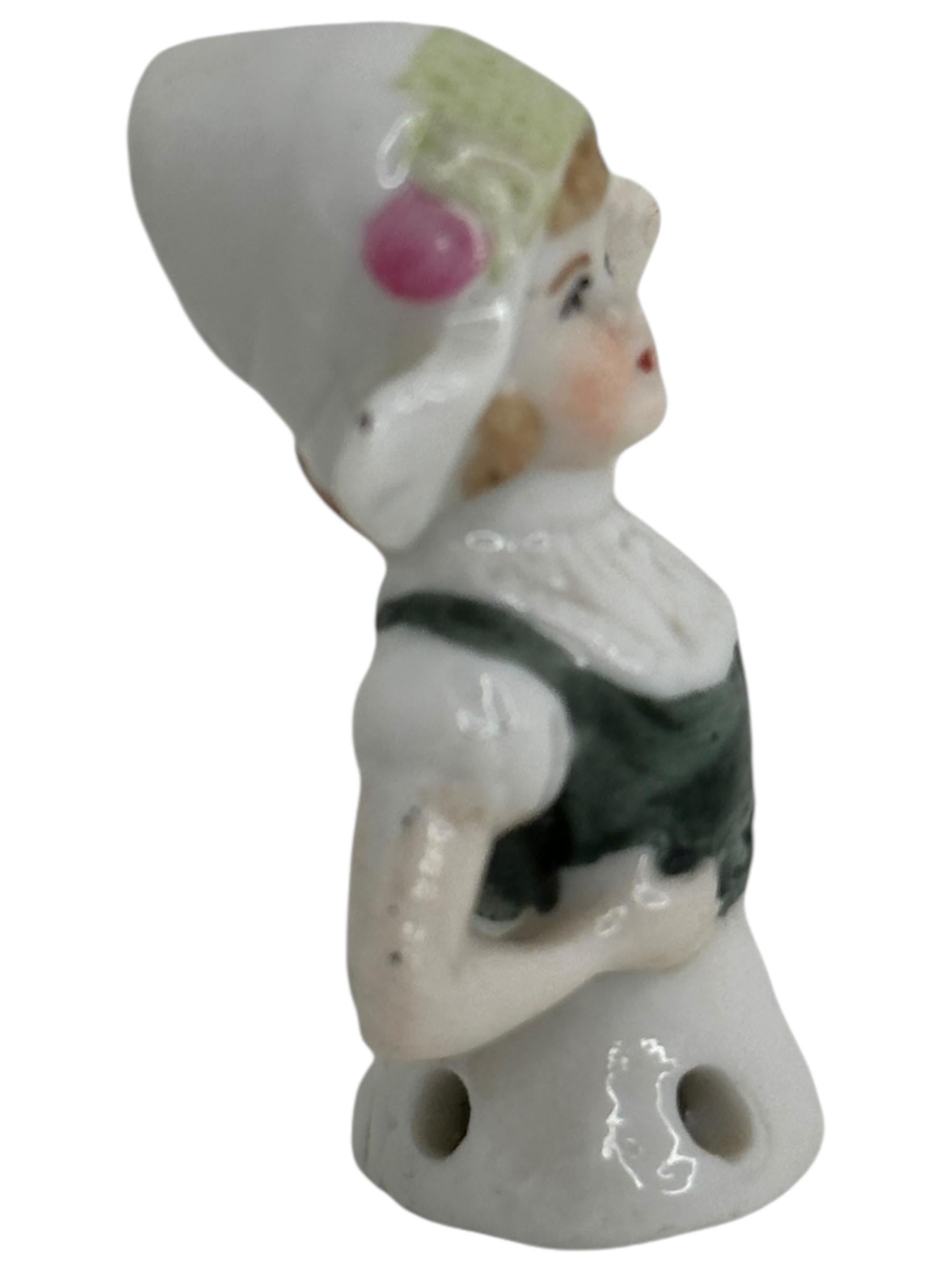 Metallo Miniatura d'epoca di mezza bambola di porcellana tedesca, ragazza olandese, spilletta acchiappagoccia 1910 in vendita