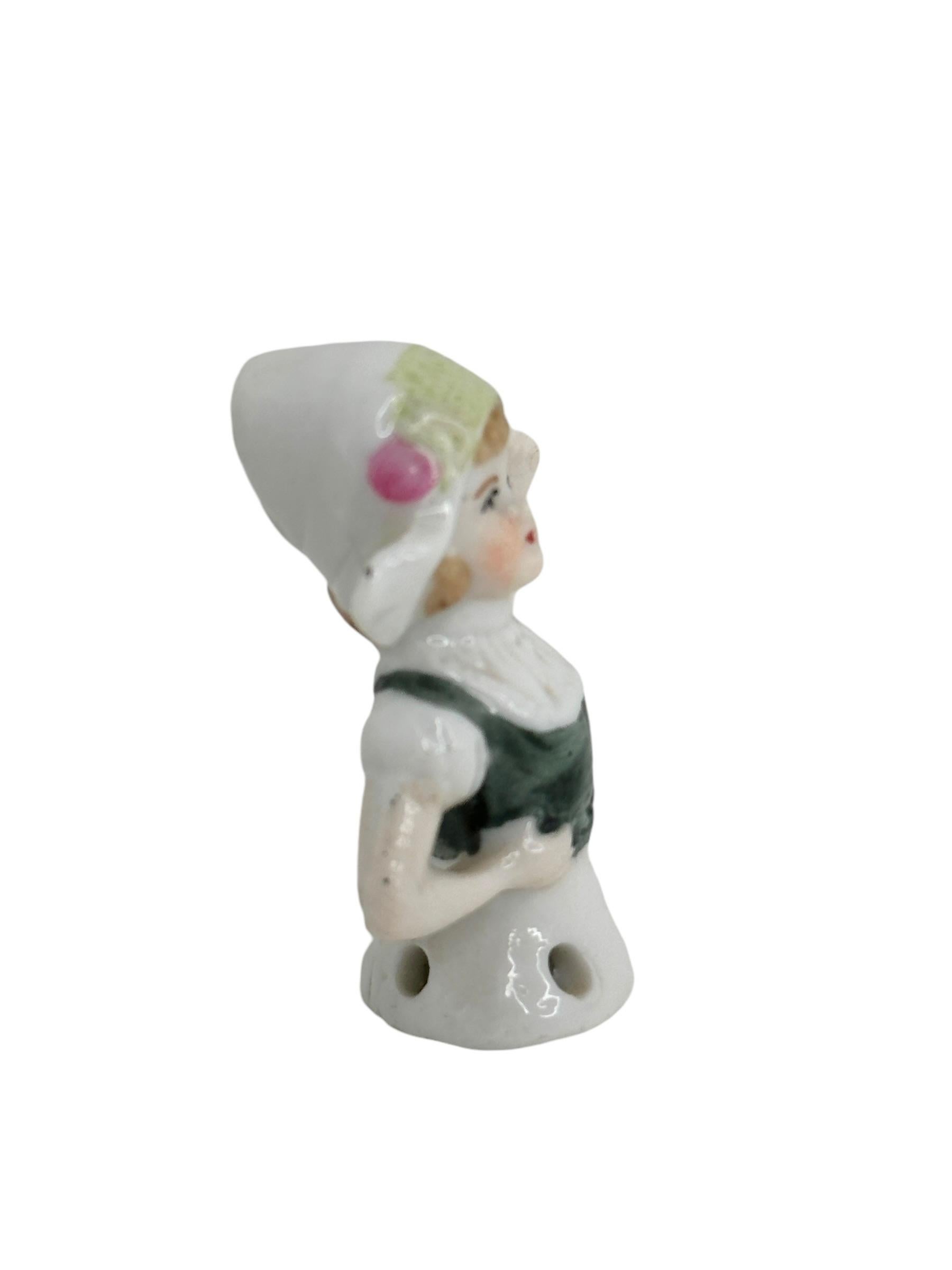 Miniatura d'epoca di mezza bambola di porcellana tedesca, ragazza olandese, spilletta acchiappagoccia 1910 in vendita 1