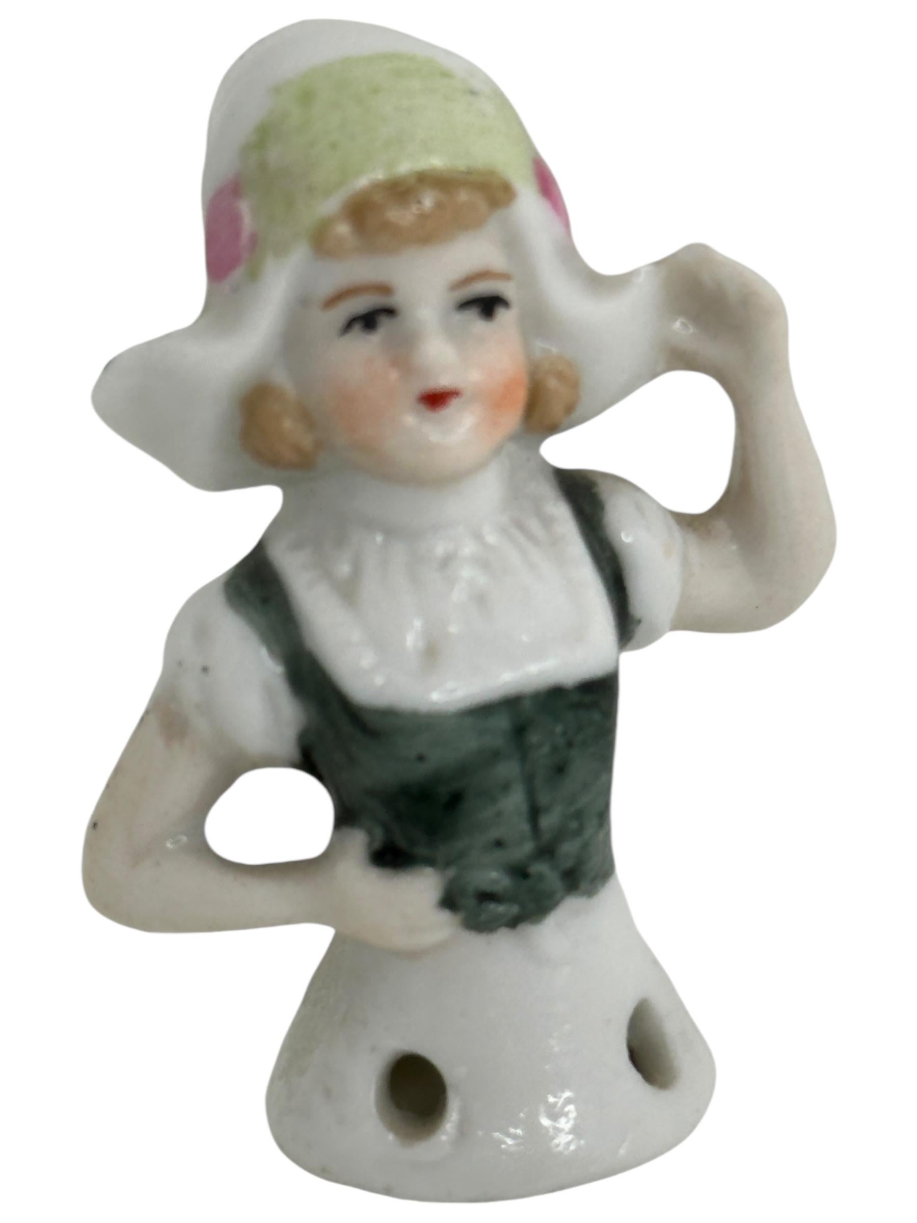 Miniatura d'epoca di mezza bambola di porcellana tedesca, ragazza olandese, spilletta acchiappagoccia 1910 in vendita 2