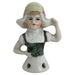 Miniature Vintage Demi-poupée allemande en porcelaine, fille hollandaise, épingle anti-goutte 1910s