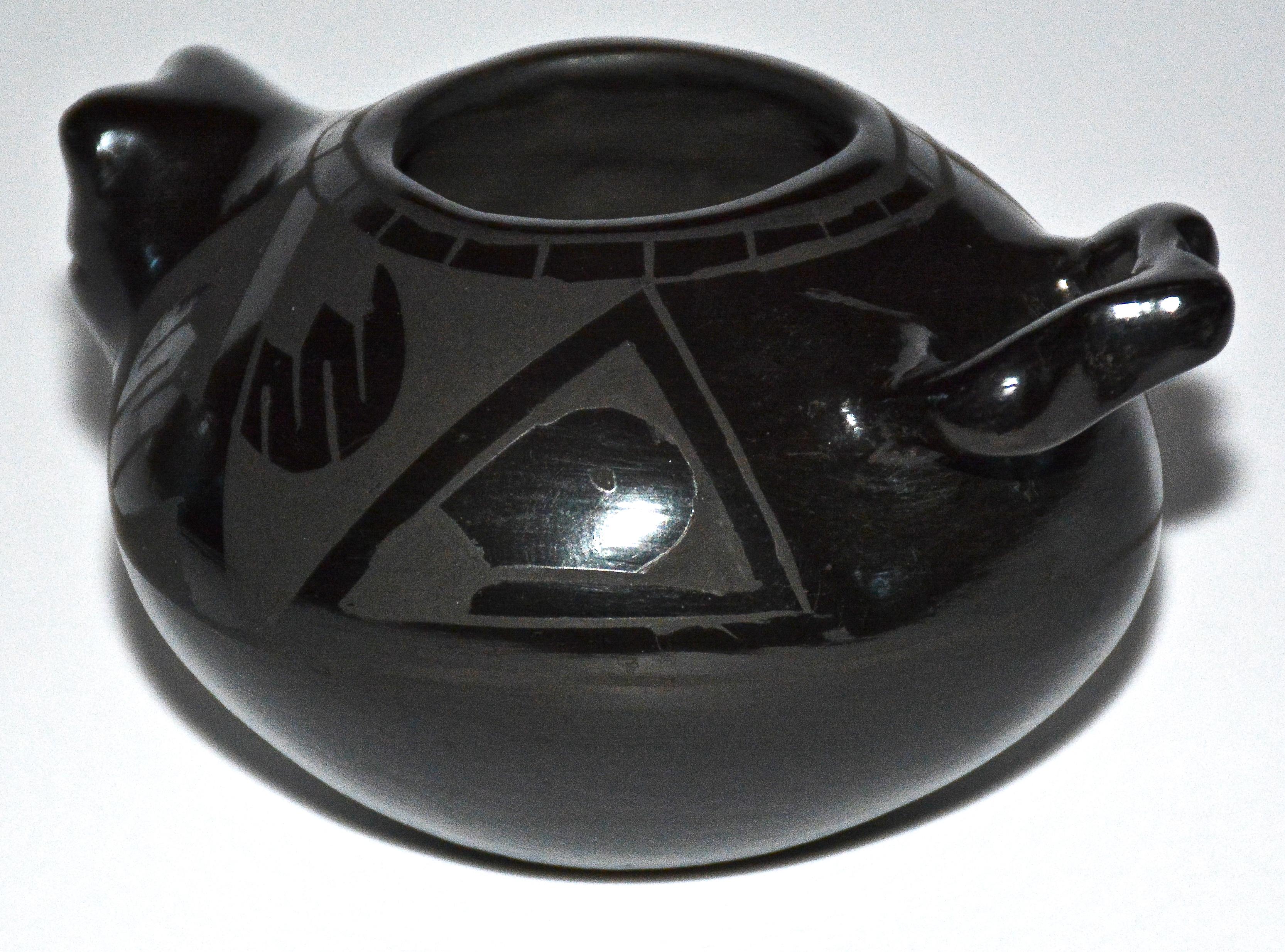 Vintage Miniature Mata Ortiz Tadpole Fetish Pot by Cesar Dominguez, 1989 In Good Condition For Sale In Los Angeles, CA