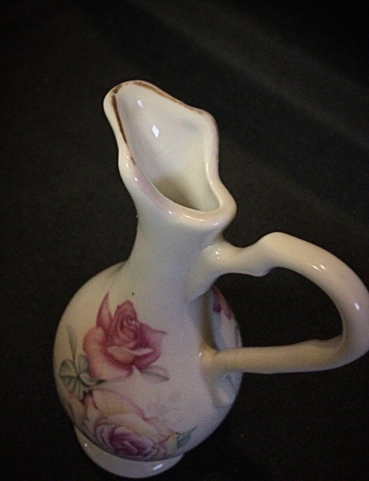 Ce charmant vase miniature, marqué 