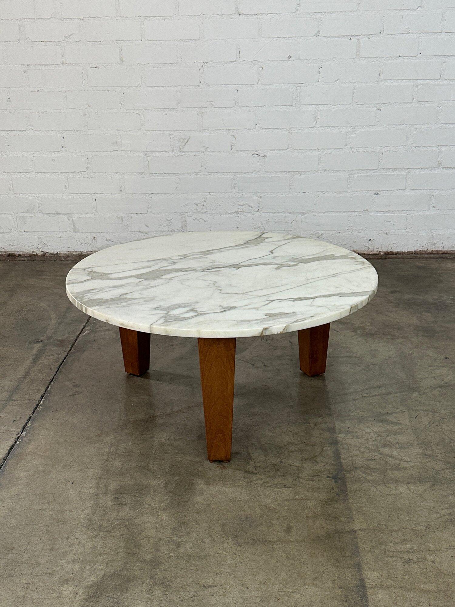 Vintage Minimal Marble Coffee table For Sale 4