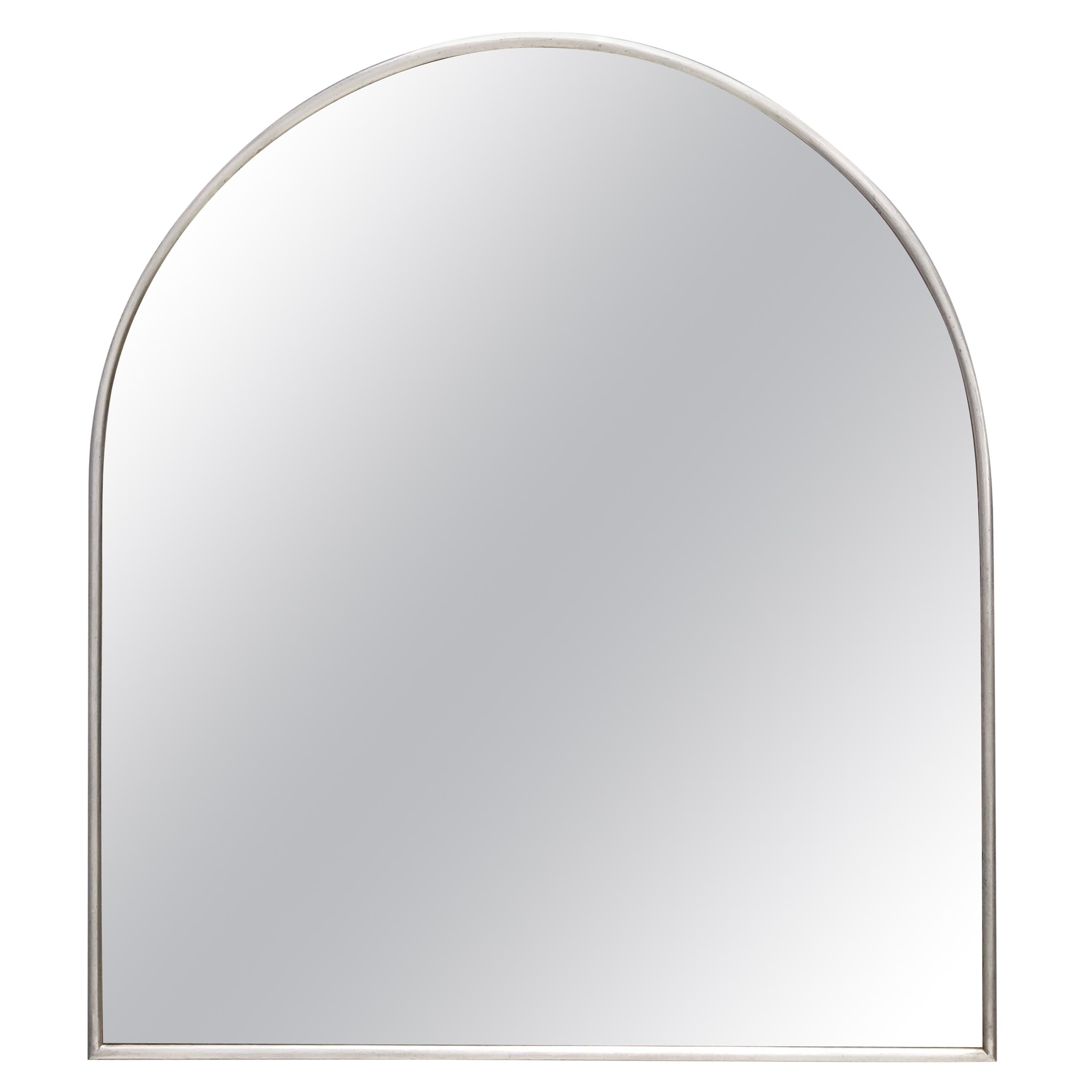 Miroir mural minimaliste vintage en forme de bouclier avec cadre en acier, Italie