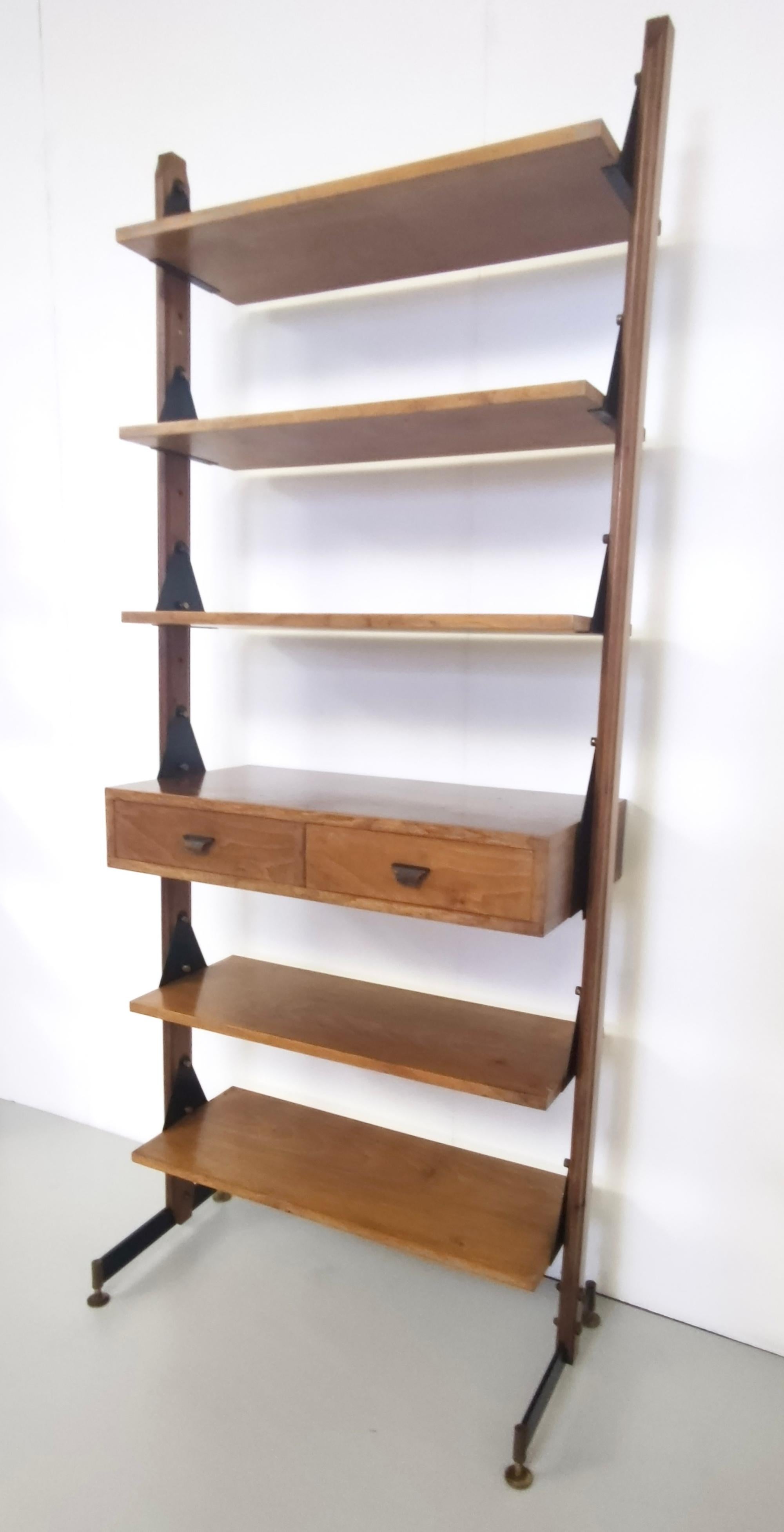 Vintage Minimal Walnut Bookshelf with Brass and Varnished Metal Details, Italy In Excellent Condition In Bresso, Lombardy