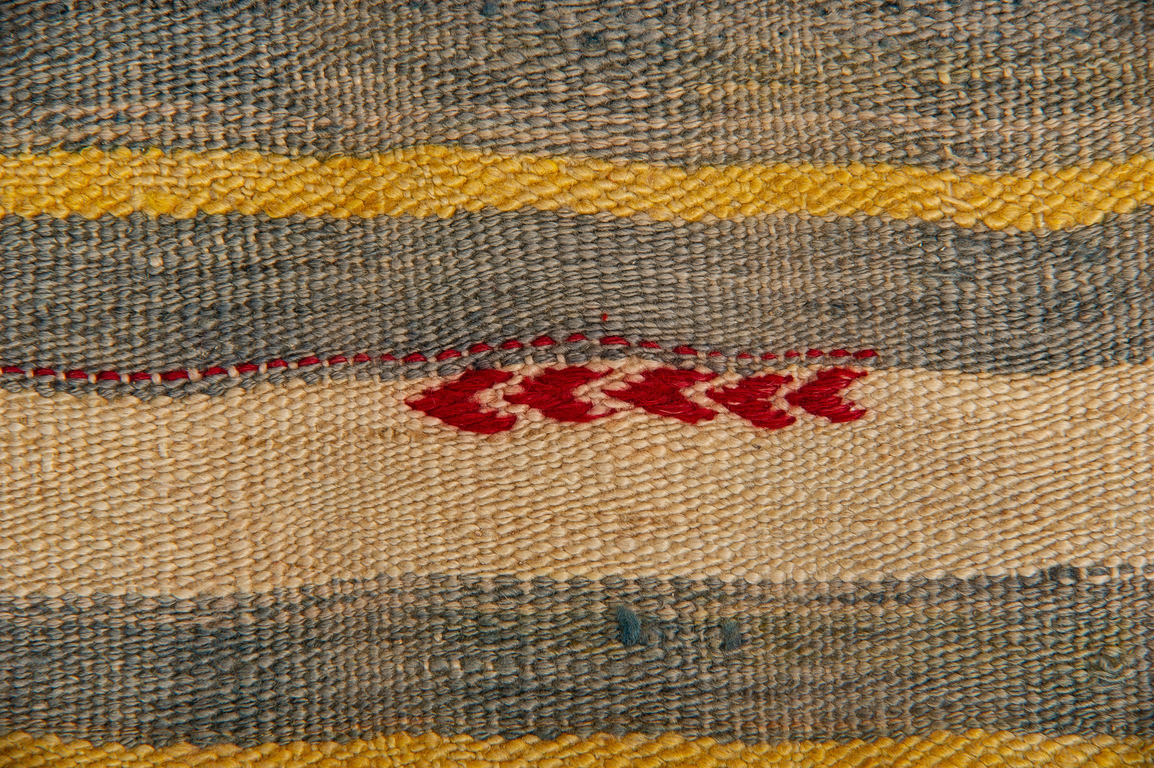 Minimalistischer anatolischer Vintage-Teppich Flatwave im Zustand „Hervorragend“ im Angebot in Alessandria, Piemonte