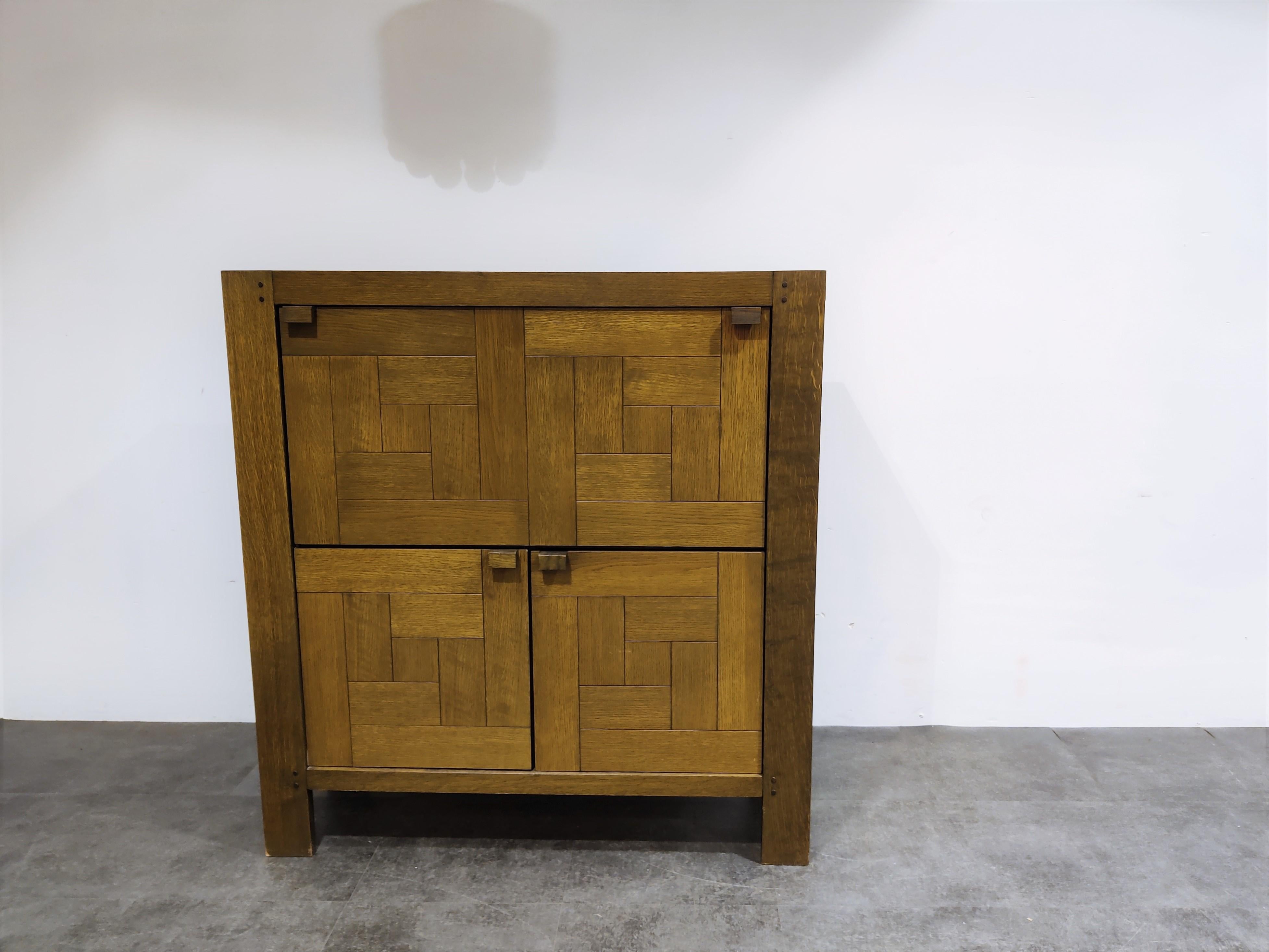 Beautiful Minimalist inlaid wood bar cabinet.

The cabinet consists of two doors and a folding down door revealing a bar compartment.

Nicely shaped handles.

Great timeless design bar cabinet.

Good condition, two stains/cirkels in the