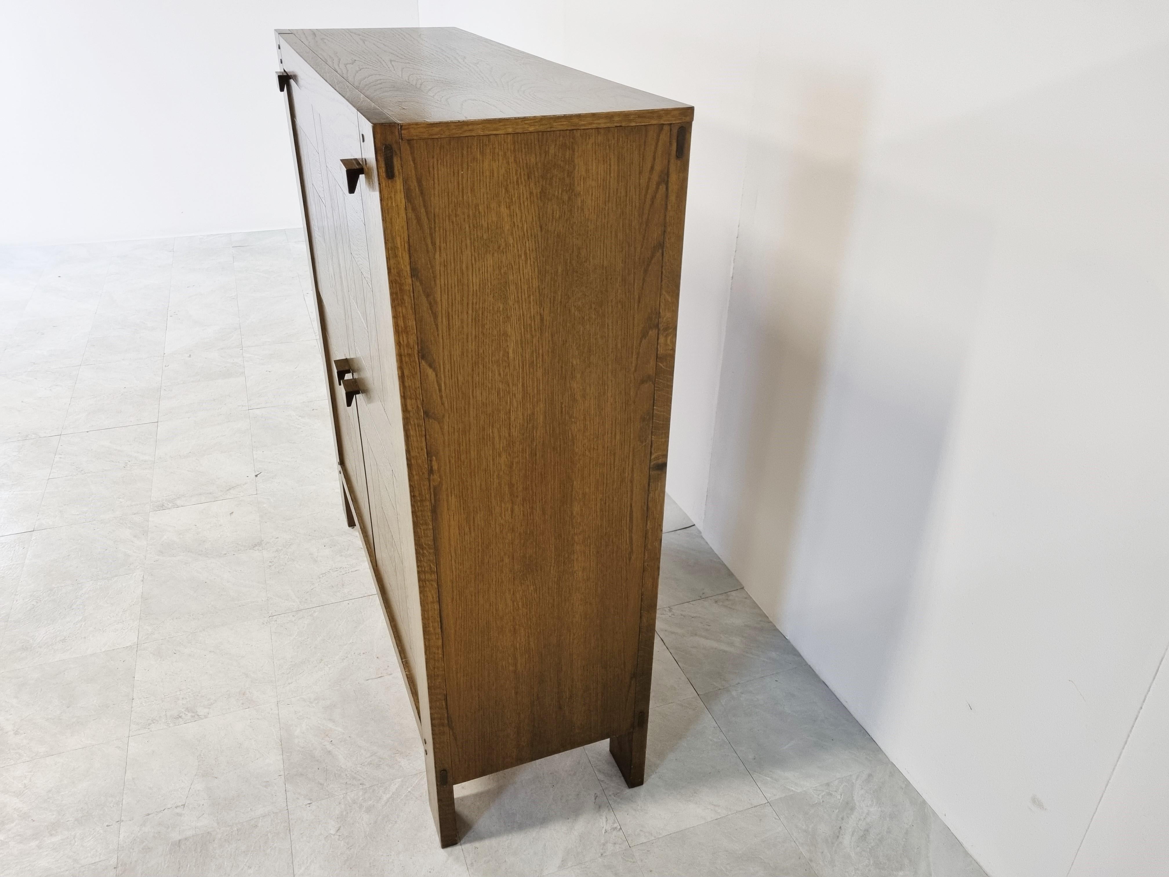 Beautiful minimalist inlaid wood bar cabinet.

The cabinet consists of two doors and a folding down door revealing a bar compartment.

Nicely shaped handles.

Great timeless design bar cabinet.

Good condition

1960s -