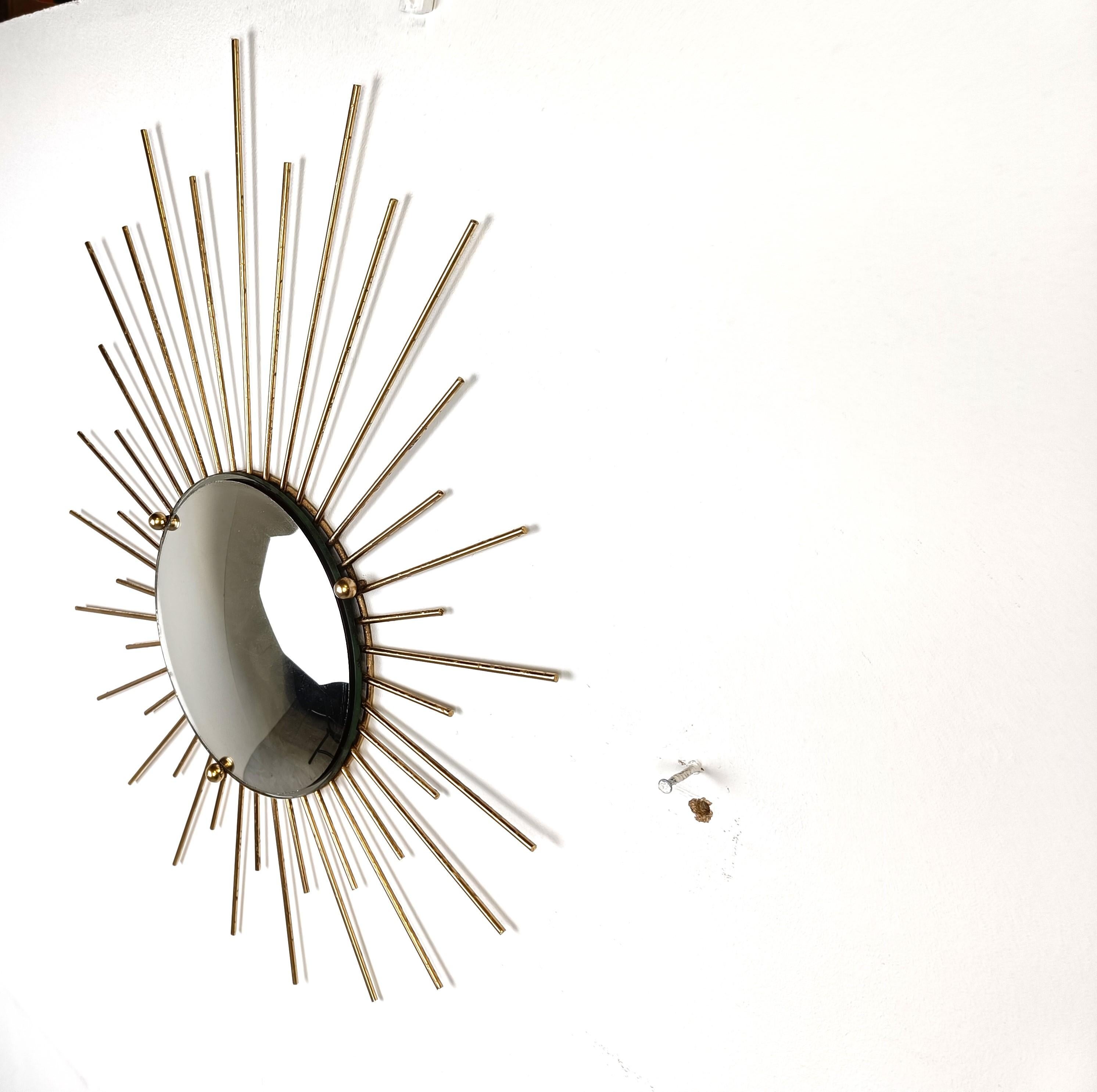 Großer minimalistischer Sonnenschliffspiegel aus Messing aus der Mitte des Jahrhunderts mit konvexem Glas.

Dieser Spiegel passt in die meisten Innenräume und ist eine perfekte Ergänzung für eine Einrichtung im Regency-Stil.

Der Spiegel ist aus