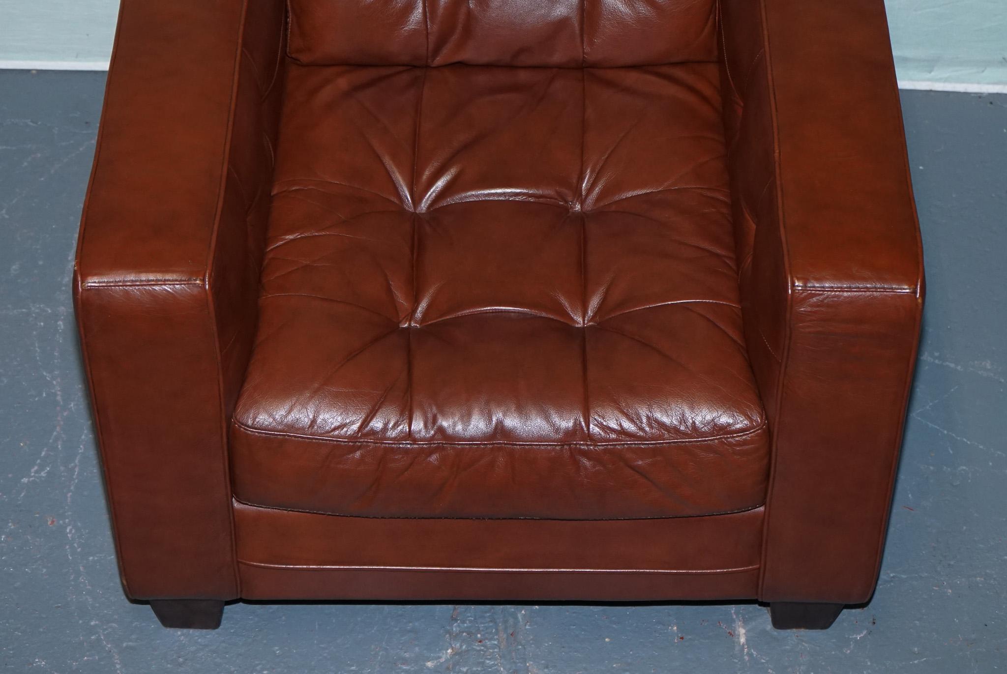 VINTAGE MINIMALIST BROWN LEATHER BUTTONED ARMCHAiR For Sale 3