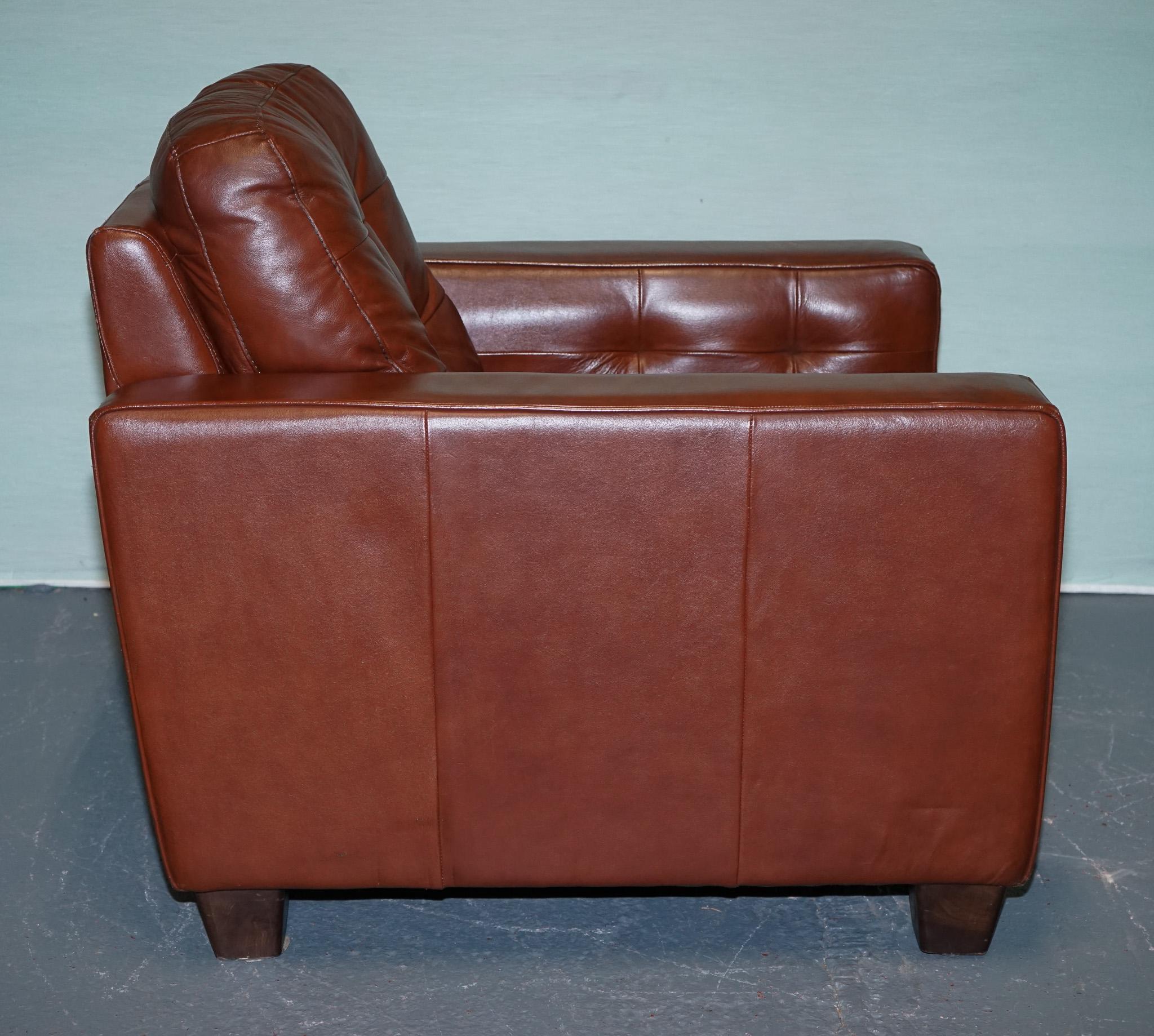 VINTAGE MINIMALIST BROWN LEATHER BUTTONED ARMCHAiR For Sale 4