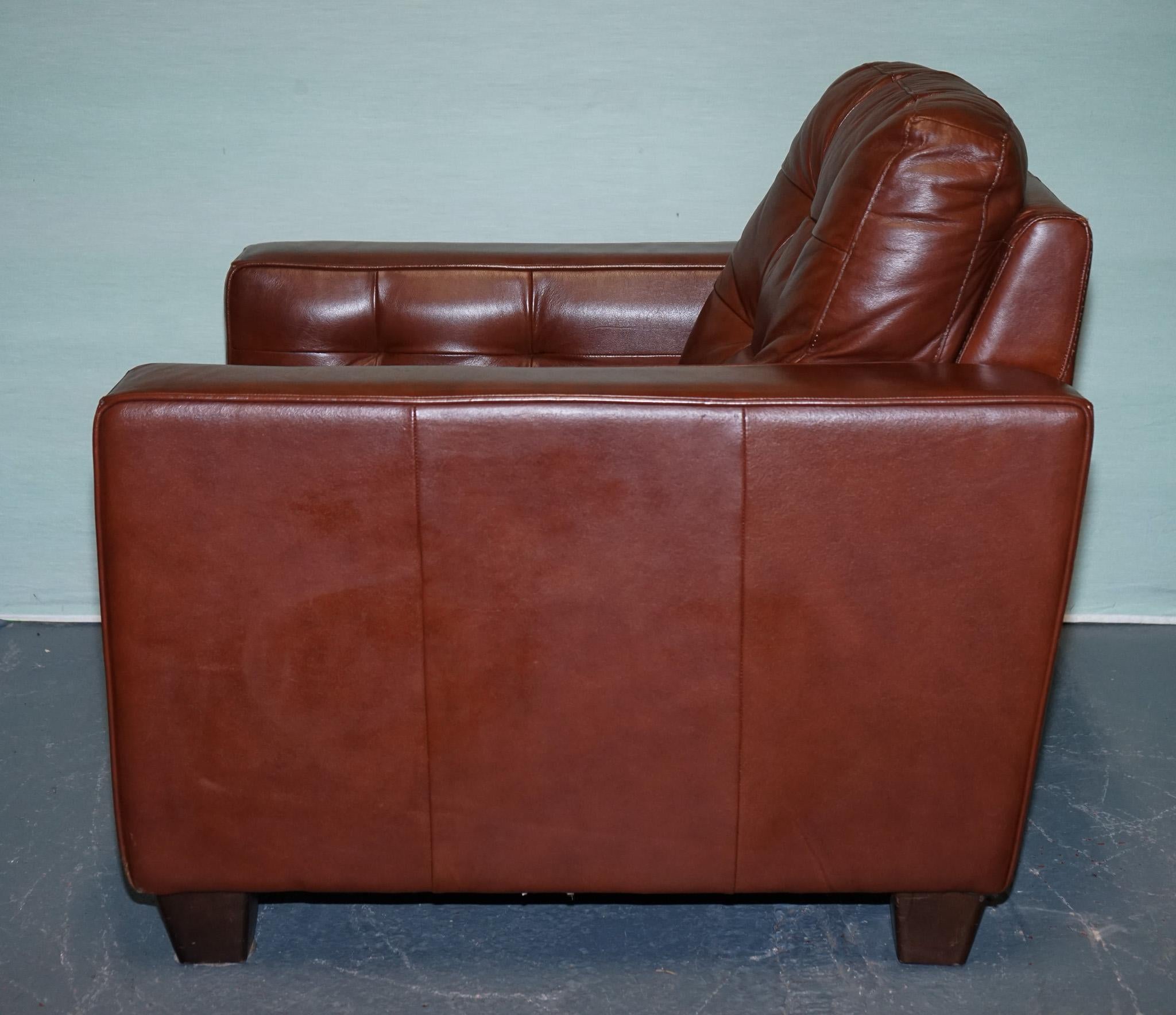 VINTAGE MINIMALIST BROWN LEATHER BUTTONED ARMCHAiR For Sale 5