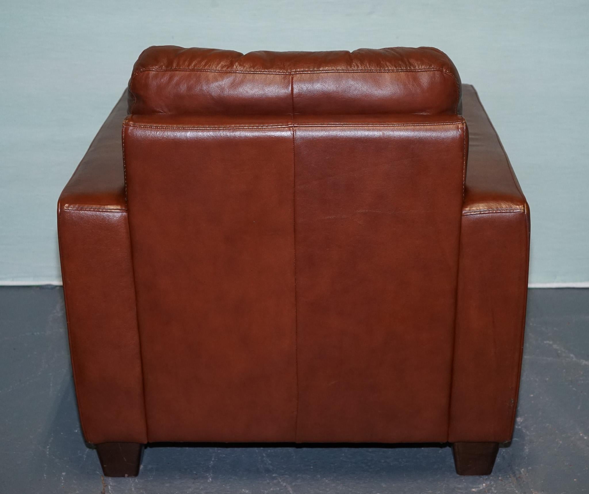 VINTAGE MINIMALIST BROWN LEATHER BUTTONED ARMCHAiR For Sale 6