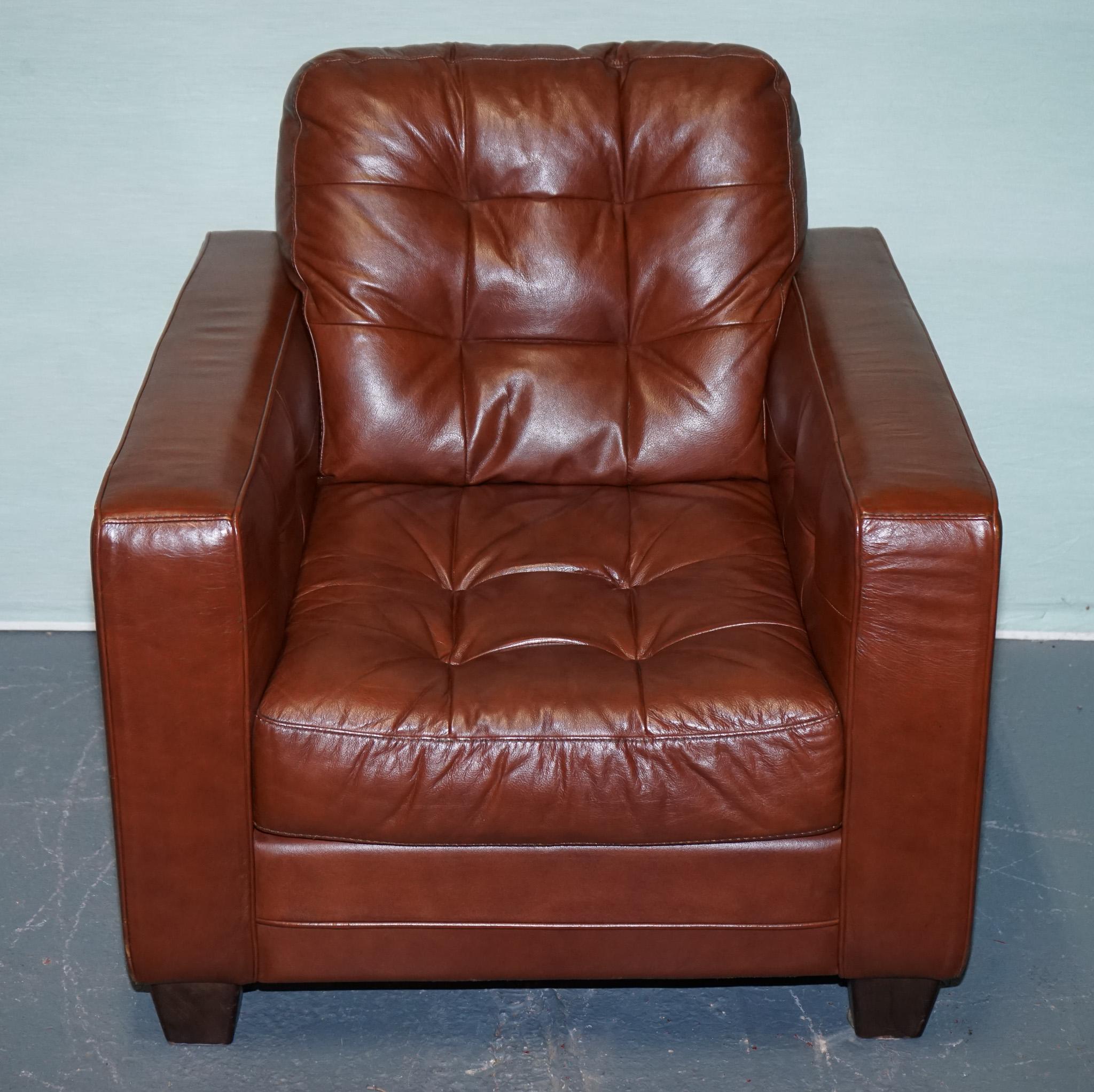 British VINTAGE MINIMALIST BROWN LEATHER BUTTONED ARMCHAiR For Sale