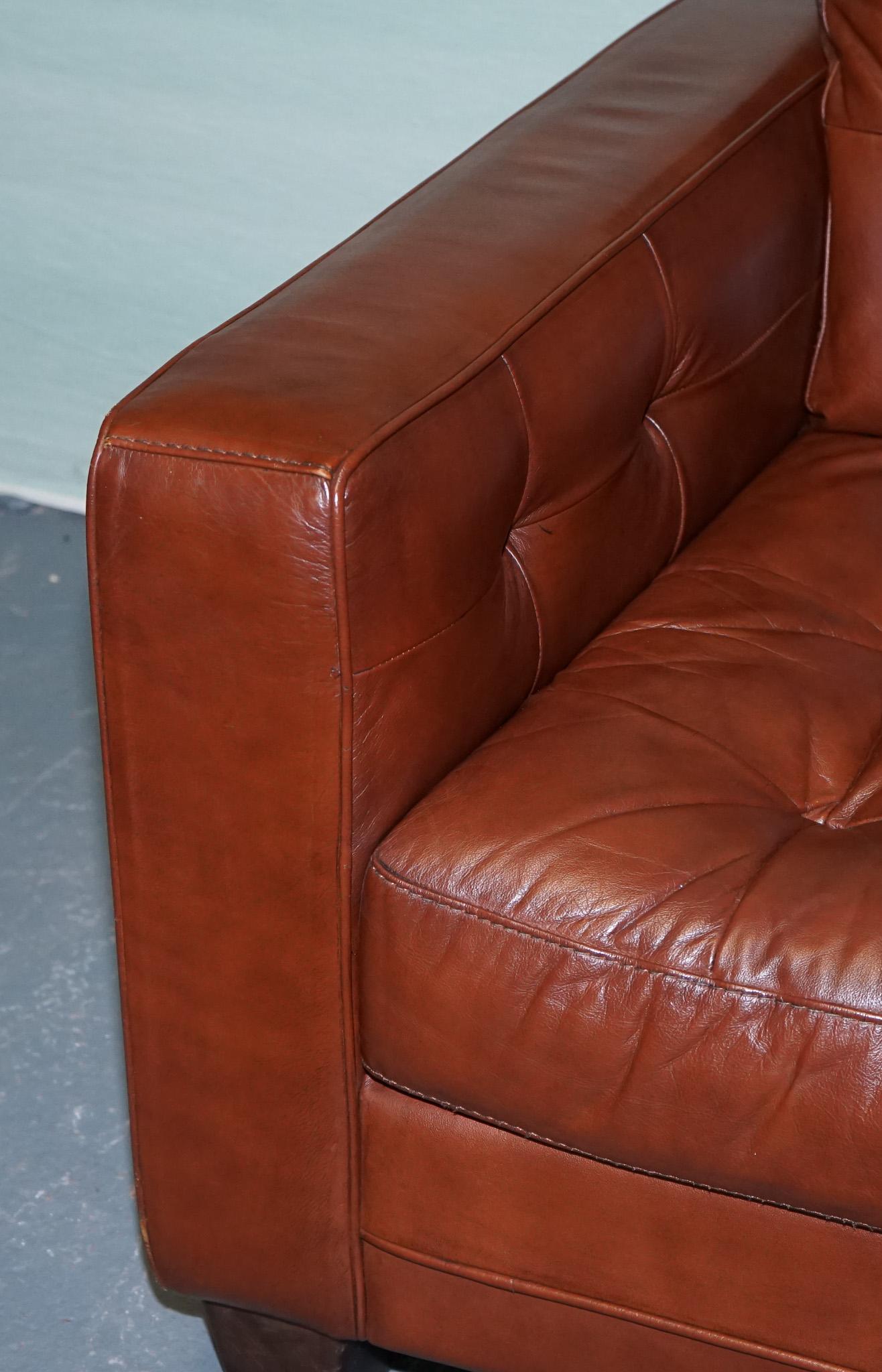 VINTAGE MINIMALIST BROWN LEATHER BUTTONED ARMCHAiR In Good Condition For Sale In Pulborough, GB