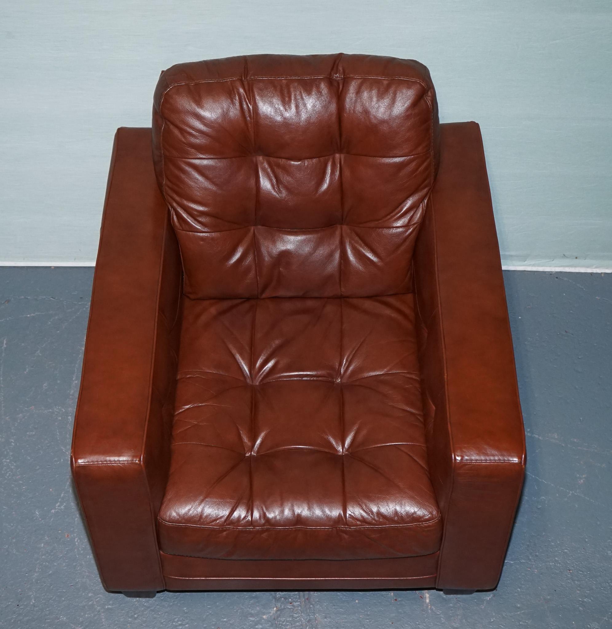 VINTAGE MINIMALIST BROWN LEATHER BUTTONED ARMCHAiR For Sale 1