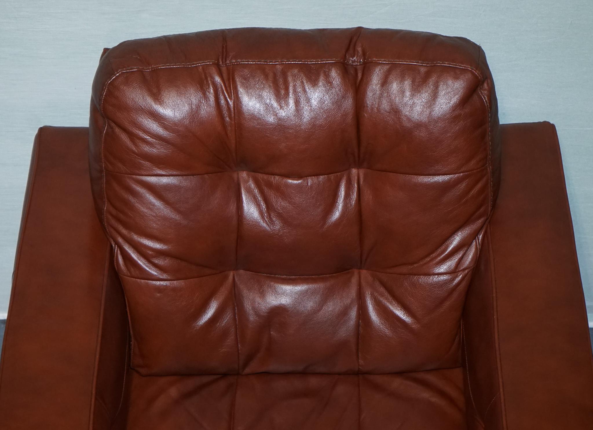 VINTAGE MINIMALIST BROWN LEATHER BUTTONED ARMCHAiR For Sale 2
