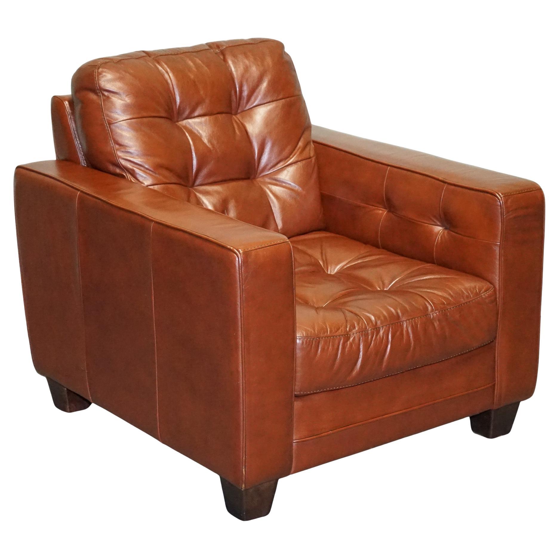 VINTAGE MINIMALIST BROWN LEATHER BUTTONED ARMCHAiR For Sale