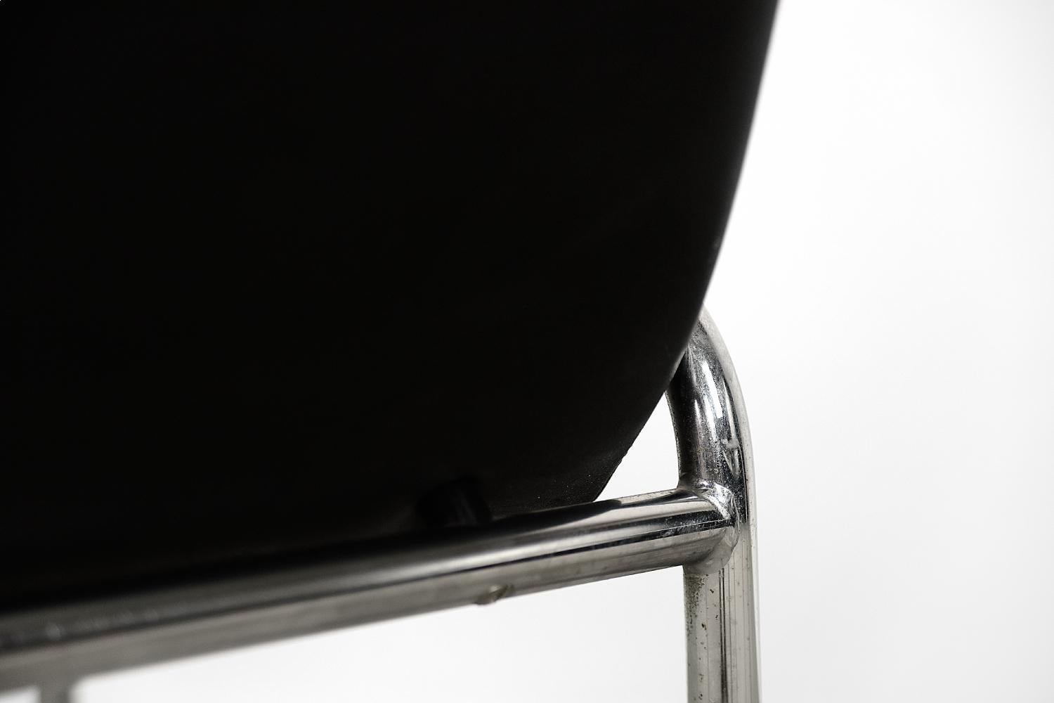 Par de  Sillones minimalistas alemanes vintage cromados negros de Thonet, años 70 en venta 2