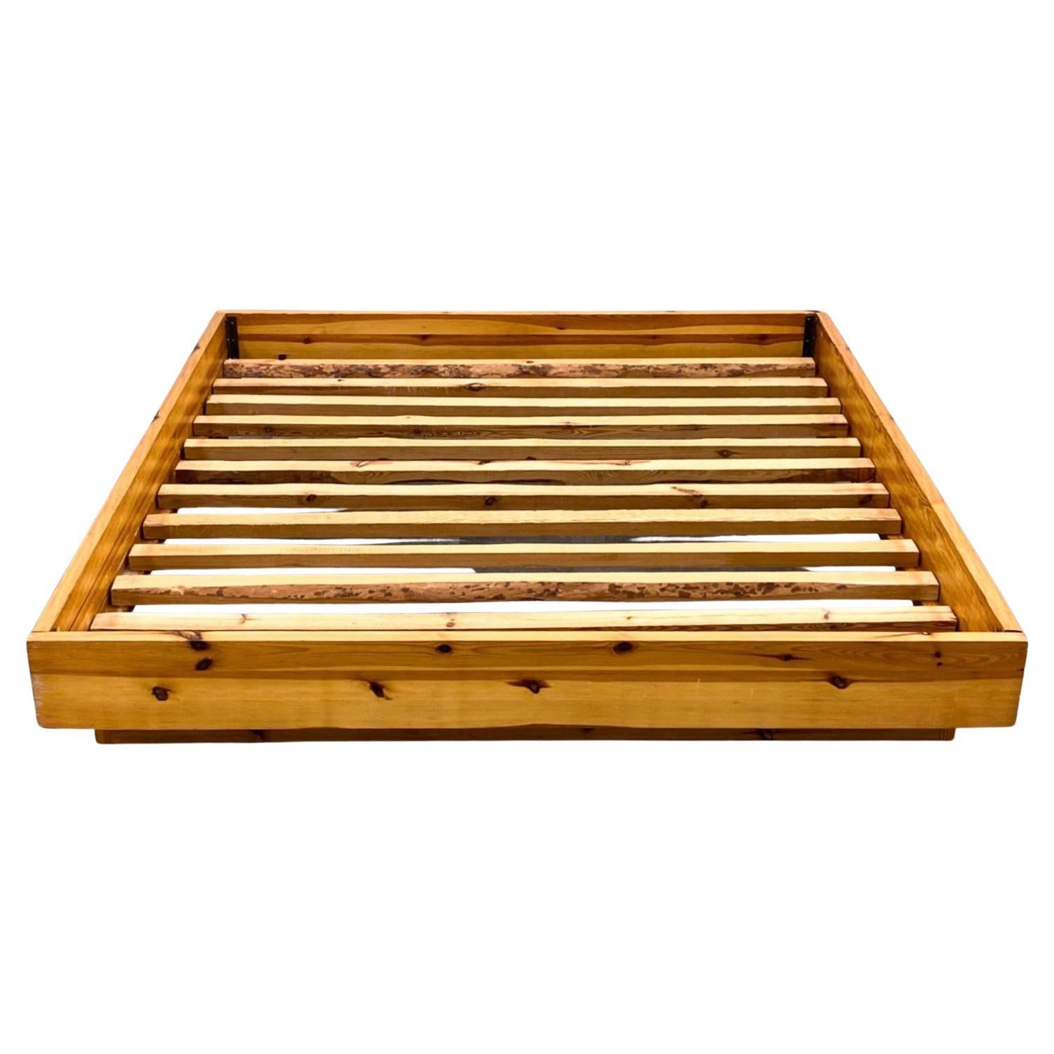 Marco de cama King Vintage Minimalista de pino holandés de Ate Van Apeldoorn. Muy cúbico y brutalista, con carpintería de cola de milano. Cama asentada sobre dos somieres con listones de madera de canto vivo. Se adapta a un colchón de tamaño King.