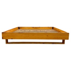 Vieille structure de lit flottante hollandaise minimaliste et rustique