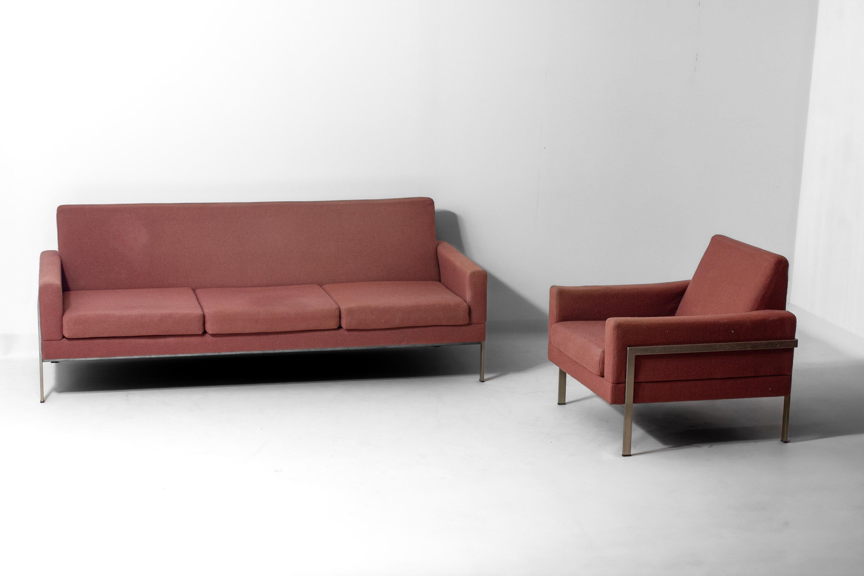 Ein minimalistischer Loungesessel von Gelderland Holland aus den 1960er Jahren, der mit einem gedämpften rosa Stoff bezogen ist. Das Gestell aus gebürstetem Metall umschließt die Rückenlehne und die Seiten und verleiht dem Sofa eine minimalistische,