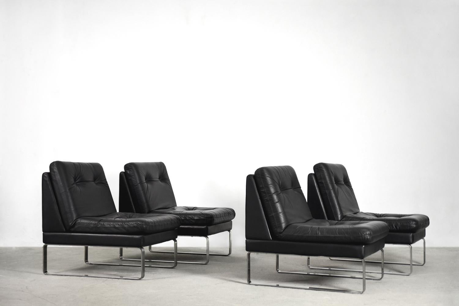 Dieses modulare Sofa wurde von Klöber, einer 1935 gegründeten deutschen Manufaktur, hergestellt. Er besteht aus vier separaten Sesseln aus schwarzem Leder. Der minimalistische Sockel ist aus verchromtem Stahl gefertigt. Klöber ist ein international