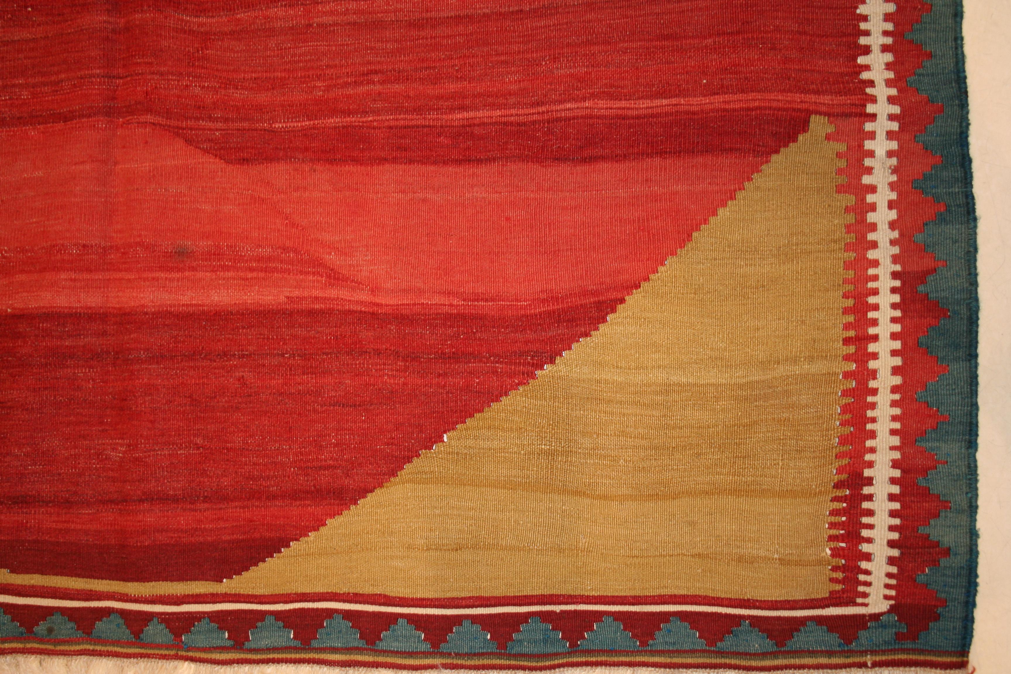 Vintage Minimalist Graphic Tribal Kilim Rug In Excellent Condition In Milan, IT