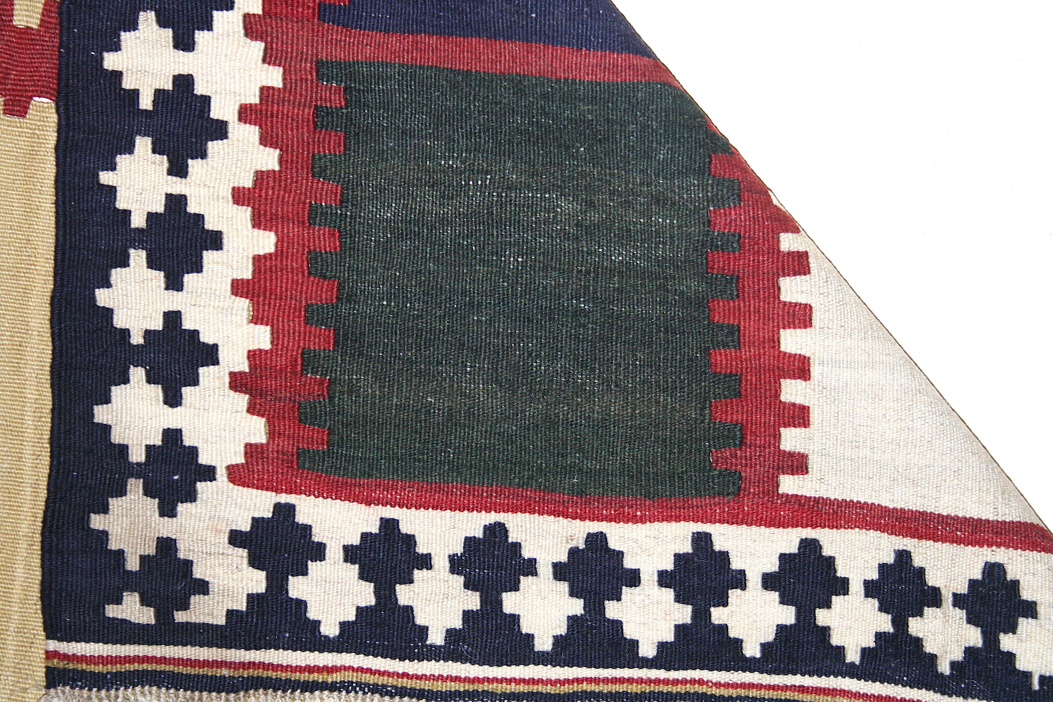 Vintage Minimalist Graphic Tribal Kilim Rug In Excellent Condition For Sale In Milan, IT