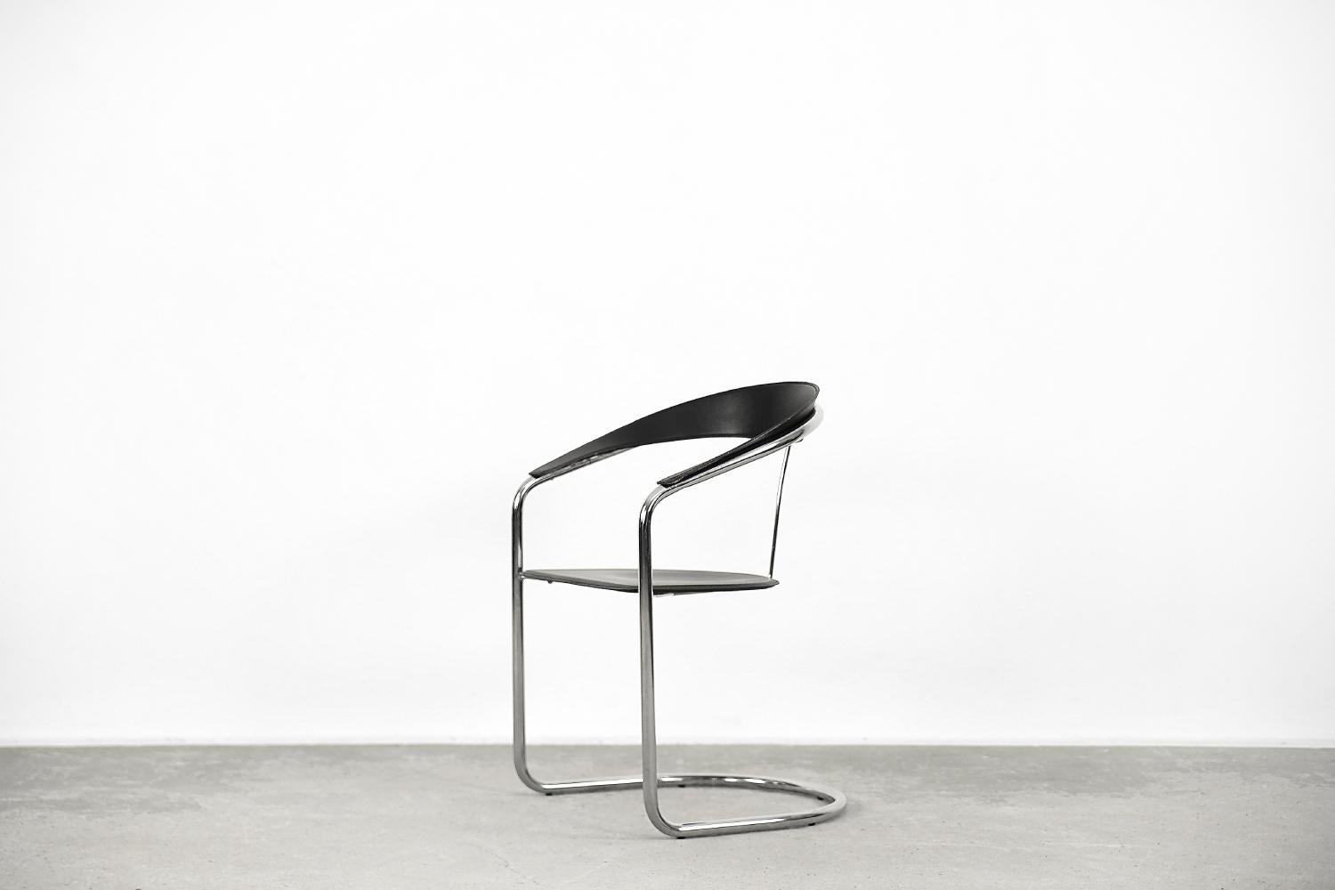 Vintage Minimalist Italian Chrome & Black Leather Canasta Chair from Arrben In Good Condition For Sale In Warszawa, Mazowieckie