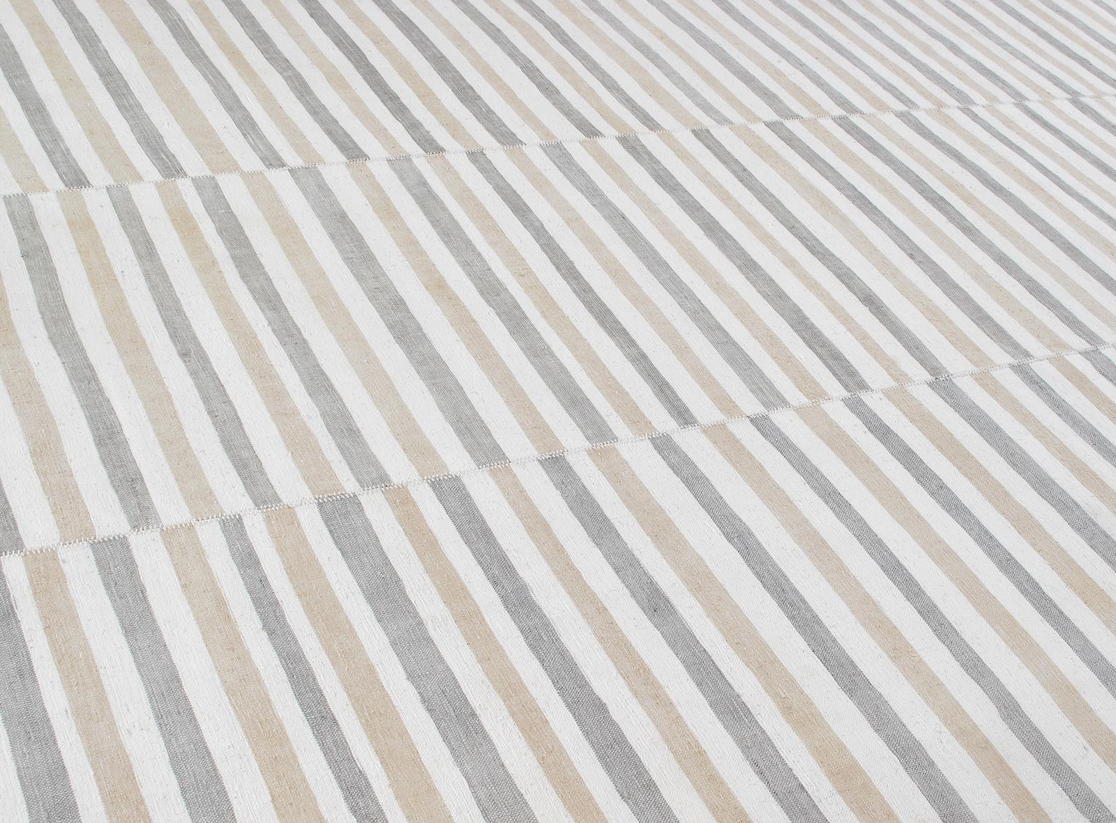 Die Mid-Century Modern-Kollektion wird von N A S I R I mit viel Geschick ausgewählt und exklusiv in unserem Ausstellungsraum präsentiert. Diese Flachgewebe verkörpern die Raffinesse des Minimalismus, der Mitte des 20. Jahrhunderts aufkam und bis