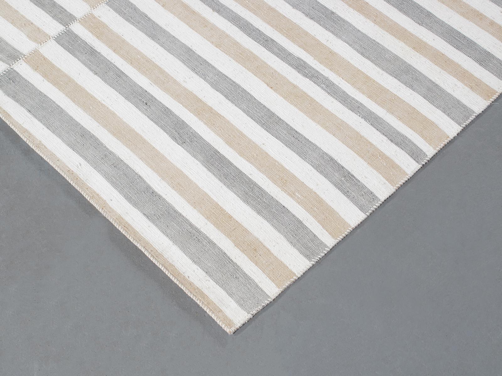 Minimalistischer Flachgewebe-Teppich von Pesian aus der Jahrhundertmitte (Persisch) im Angebot