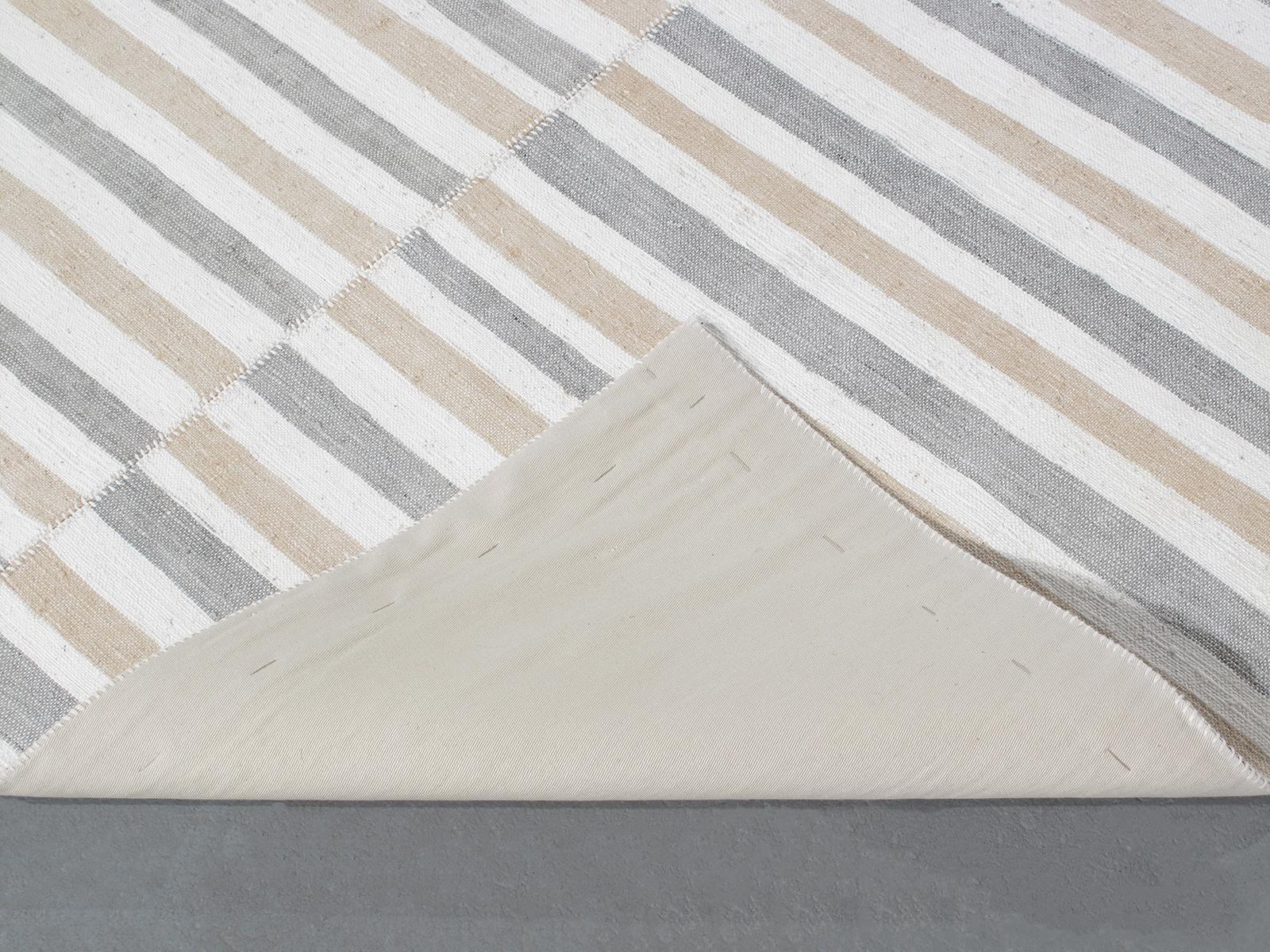 Minimalistischer Flachgewebe-Teppich von Pesian aus der Jahrhundertmitte (Handgewebt) im Angebot