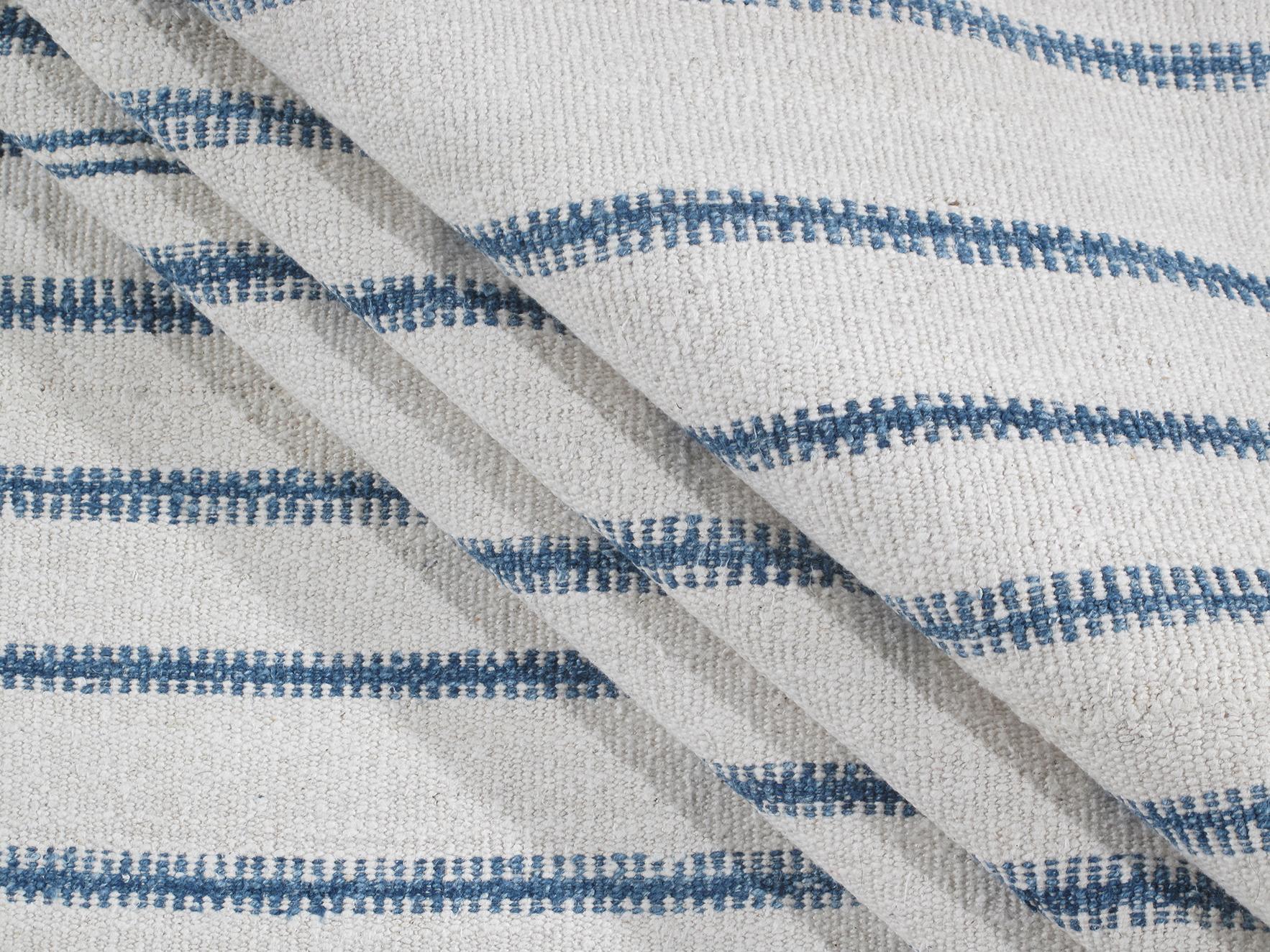 Vintage Minimalist Midcentury Persian Pelas Flat-Weave Rug In Good Condition For Sale In New York, NY