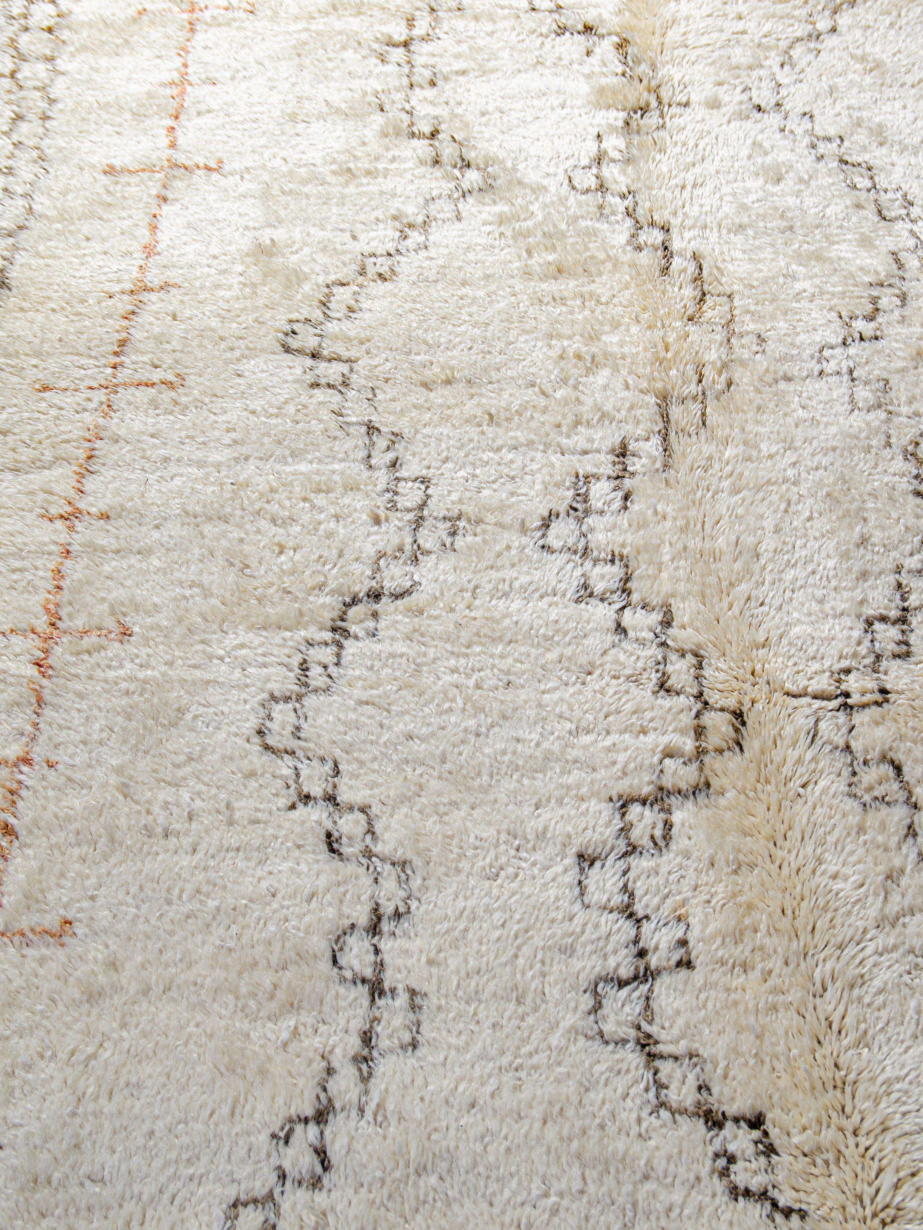 Hand-Woven Vintage minimalist Moroccan Beni Ouarain carpet curated by Breuckelen Berber For Sale