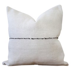 Oreiller vintage minimaliste en chanvre avec surpiqûres marron foncé
