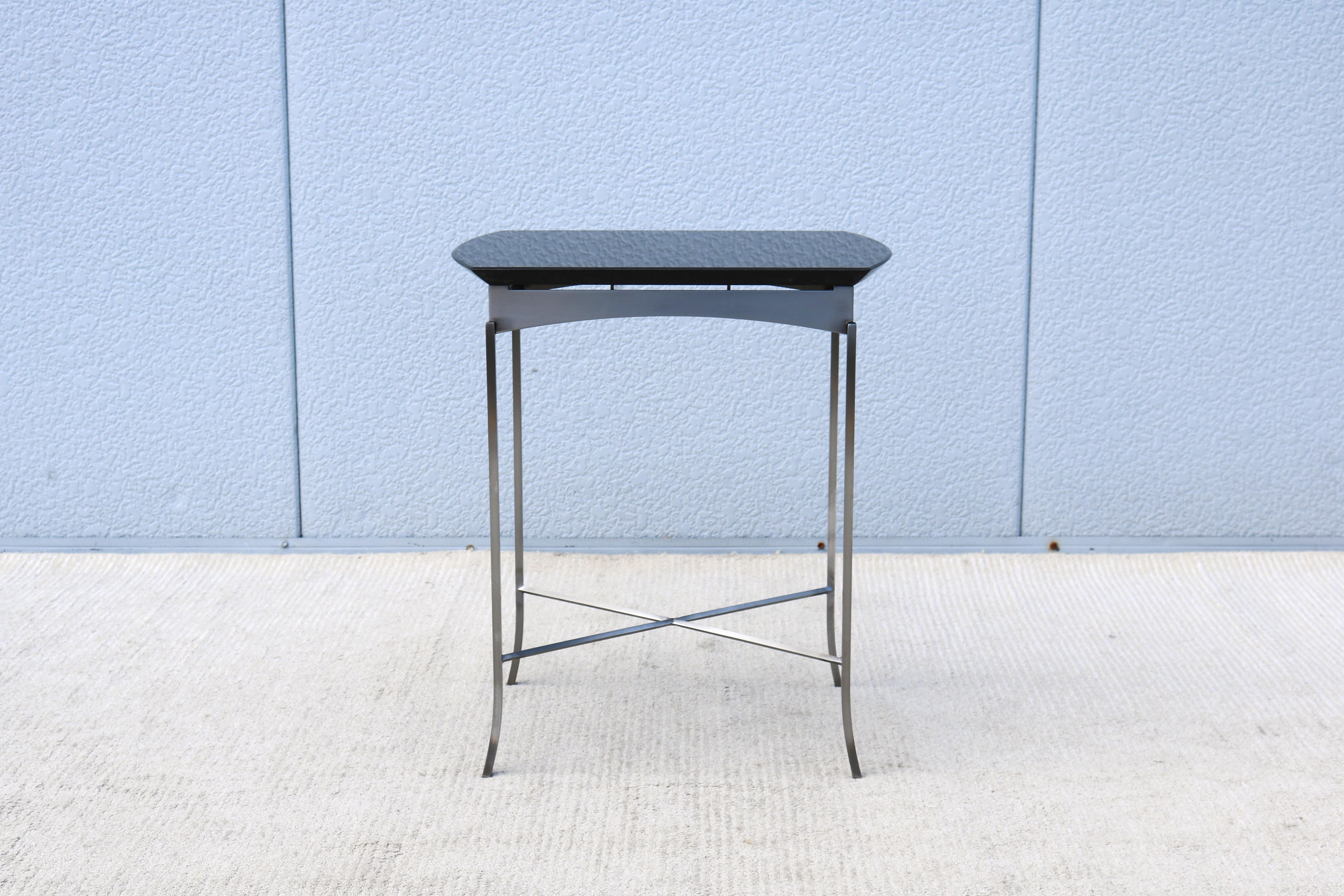 Smussato Tavolino minimalista d'epoca Tom McHugh per Brayton McHugh in granito e acciaio in vendita