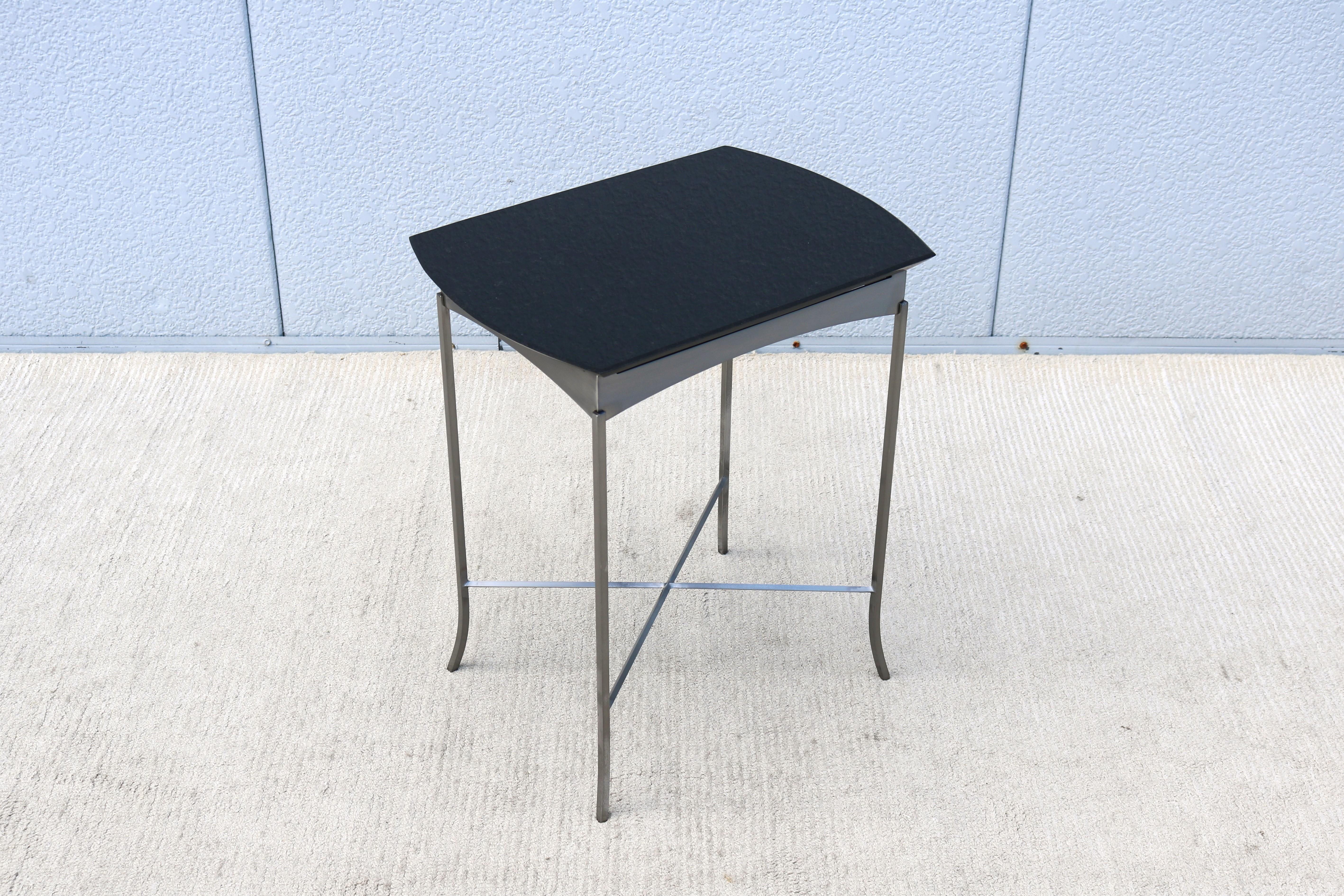 Tavolino minimalista d'epoca Tom McHugh per Brayton McHugh in granito e acciaio In condizioni buone in vendita a Secaucus, NJ