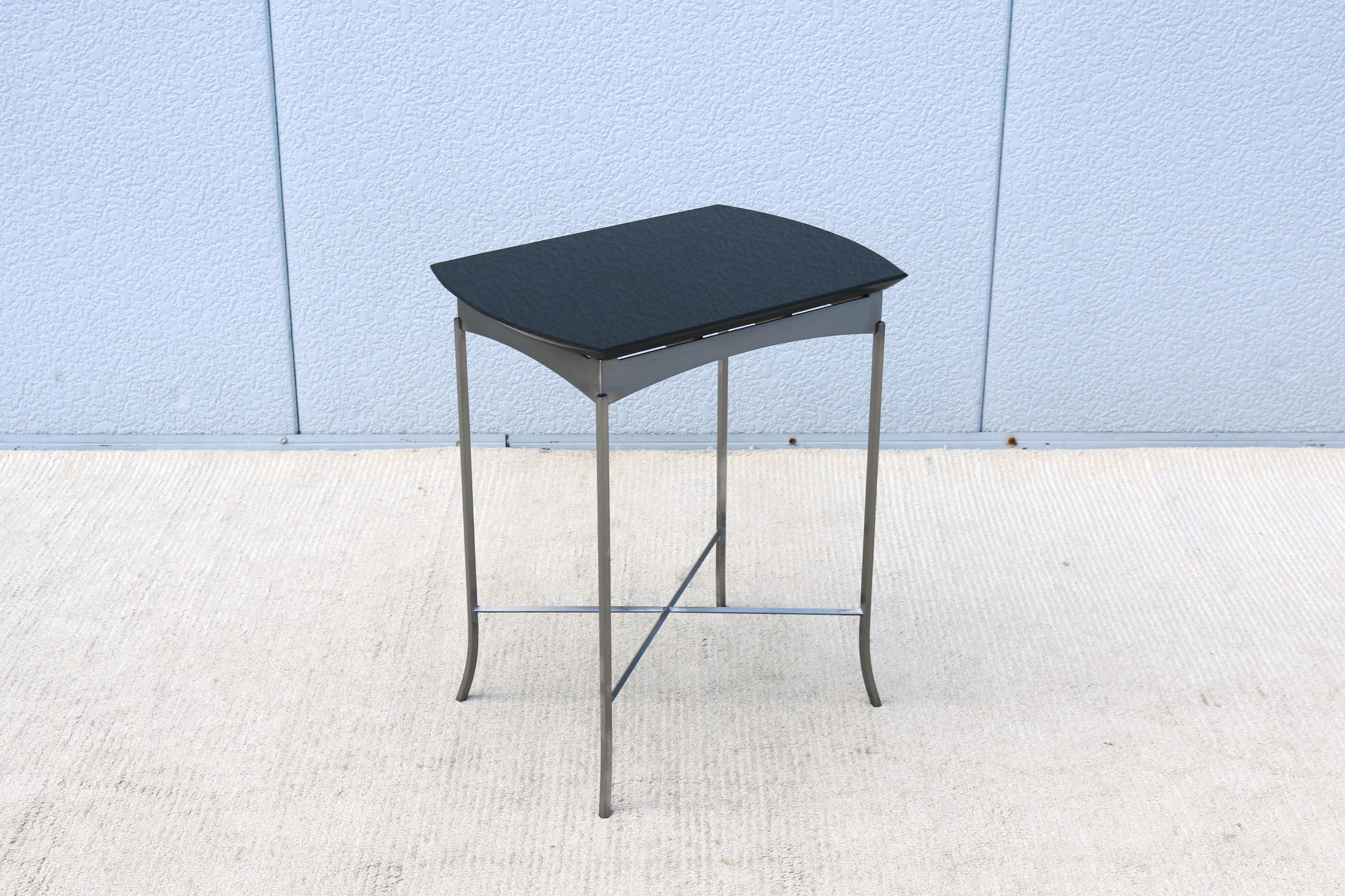 XX secolo Tavolino minimalista d'epoca Tom McHugh per Brayton McHugh in granito e acciaio in vendita