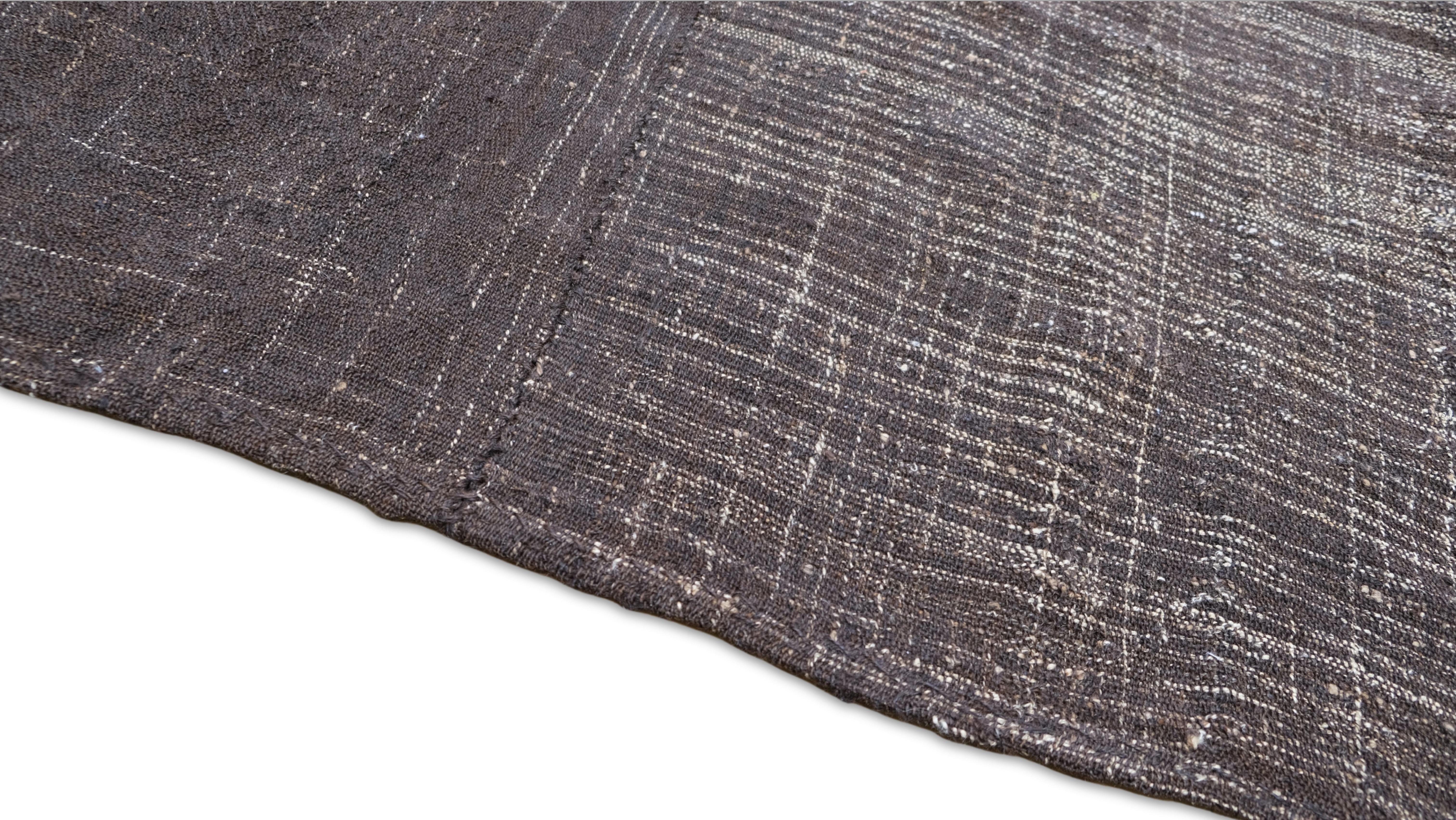 20ième siècle Chador Kilim minimaliste vintage en poils de chèvre 7'2''x9'2'' en vente