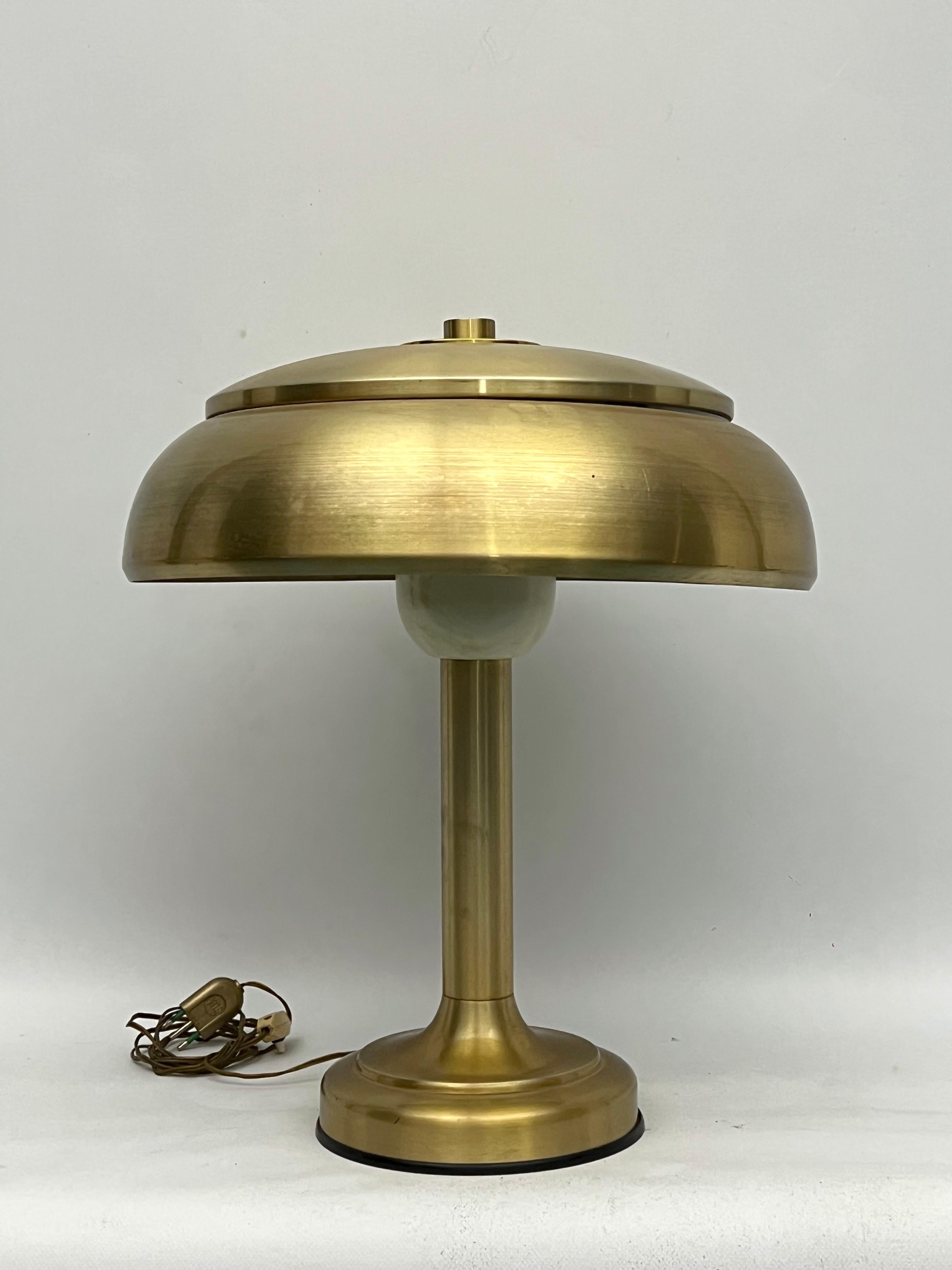 Good vintage condition with normal trace of age and use for this table lamp made from gilded metal and produced in Italy during the 50s. Full working with EU standard, adaptable on demand for USA standard.
