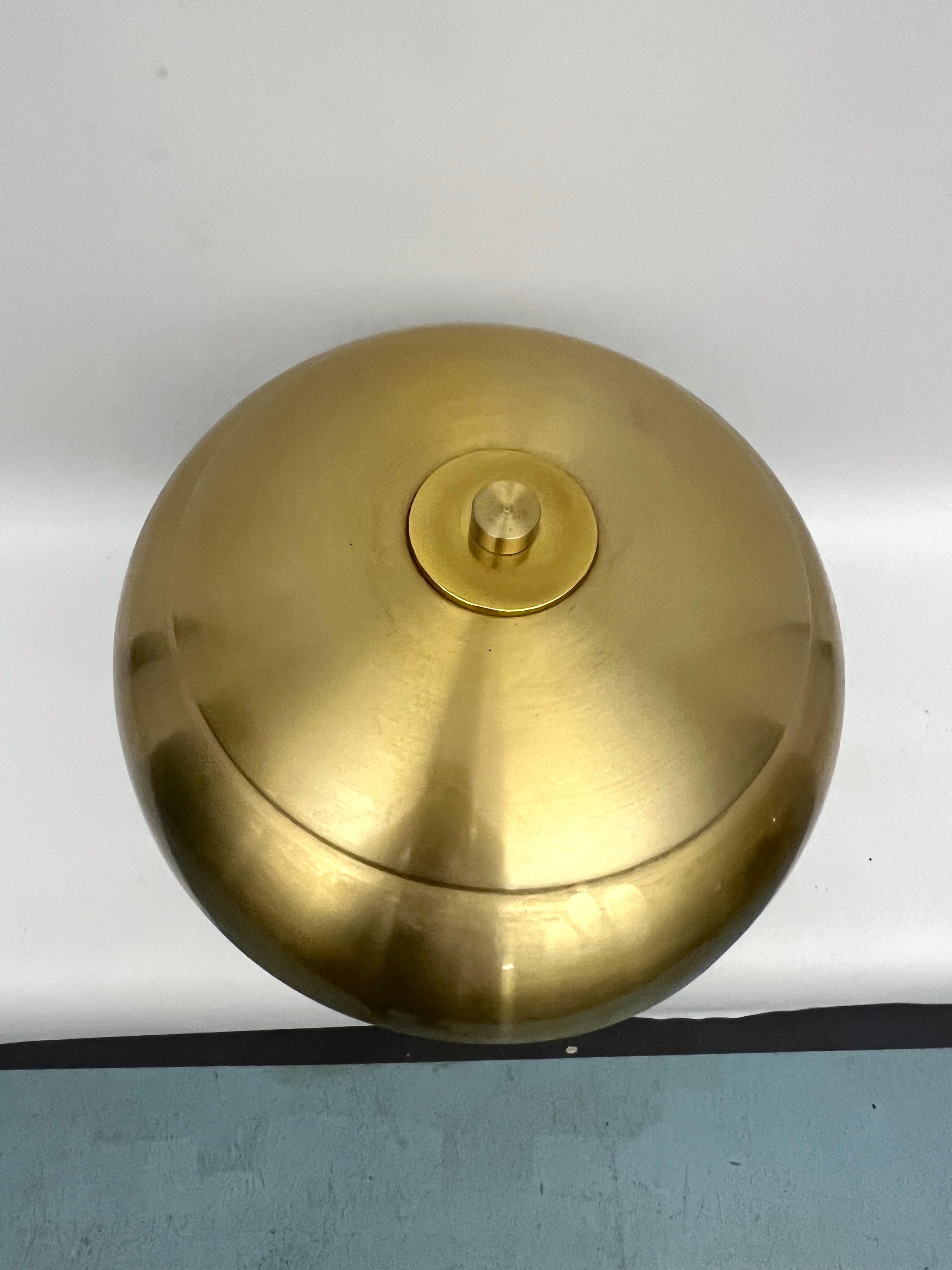 20ième siècle Lampe de table vintage Ministerial dorée. Italie années 1950 en vente