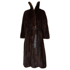 Manteau vintage en vison avec ceinture en cuir